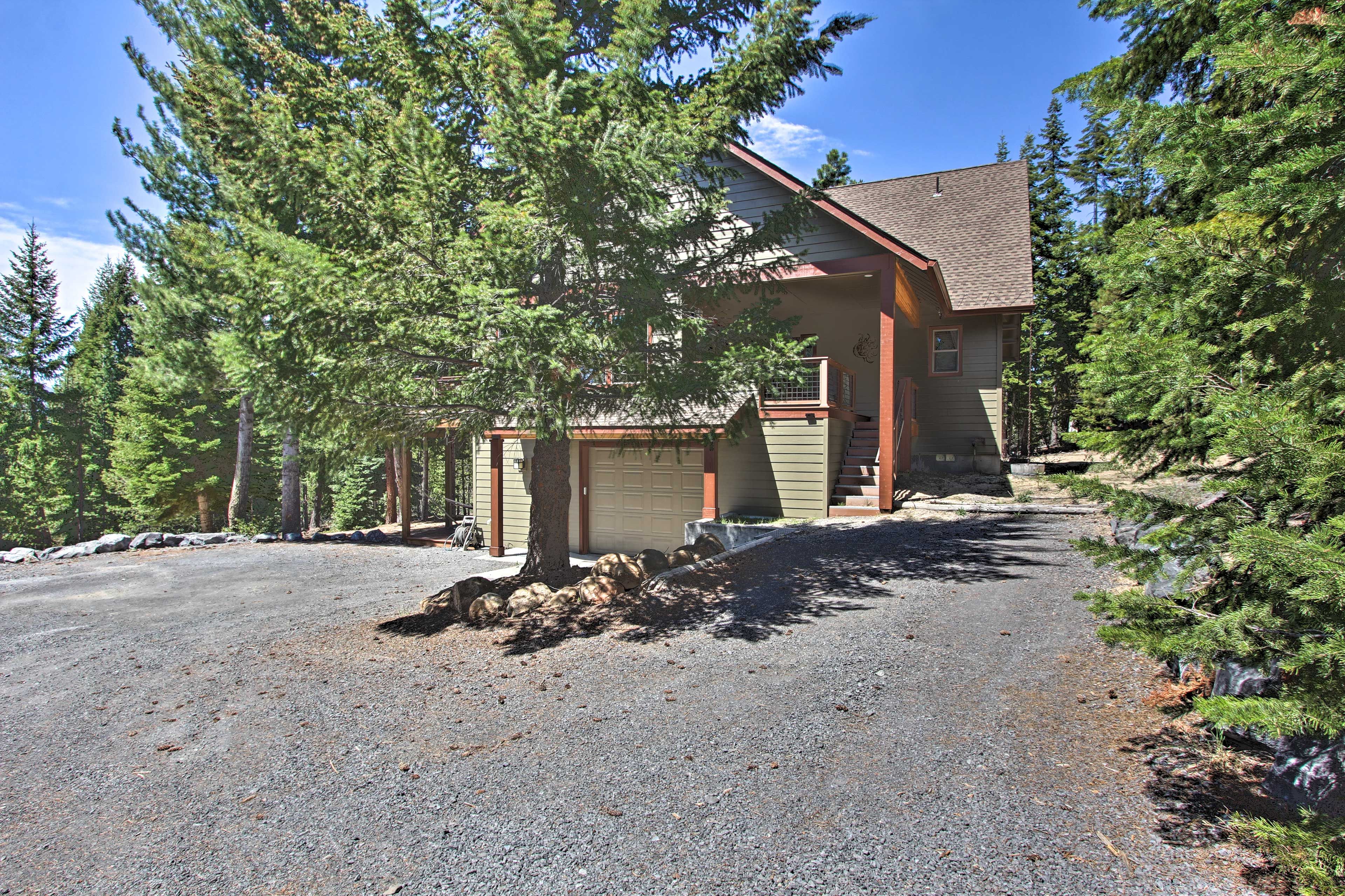 Home Exterior | Driveway Parking (6 Vehicles) | Garage Parking (1 Vehicle)