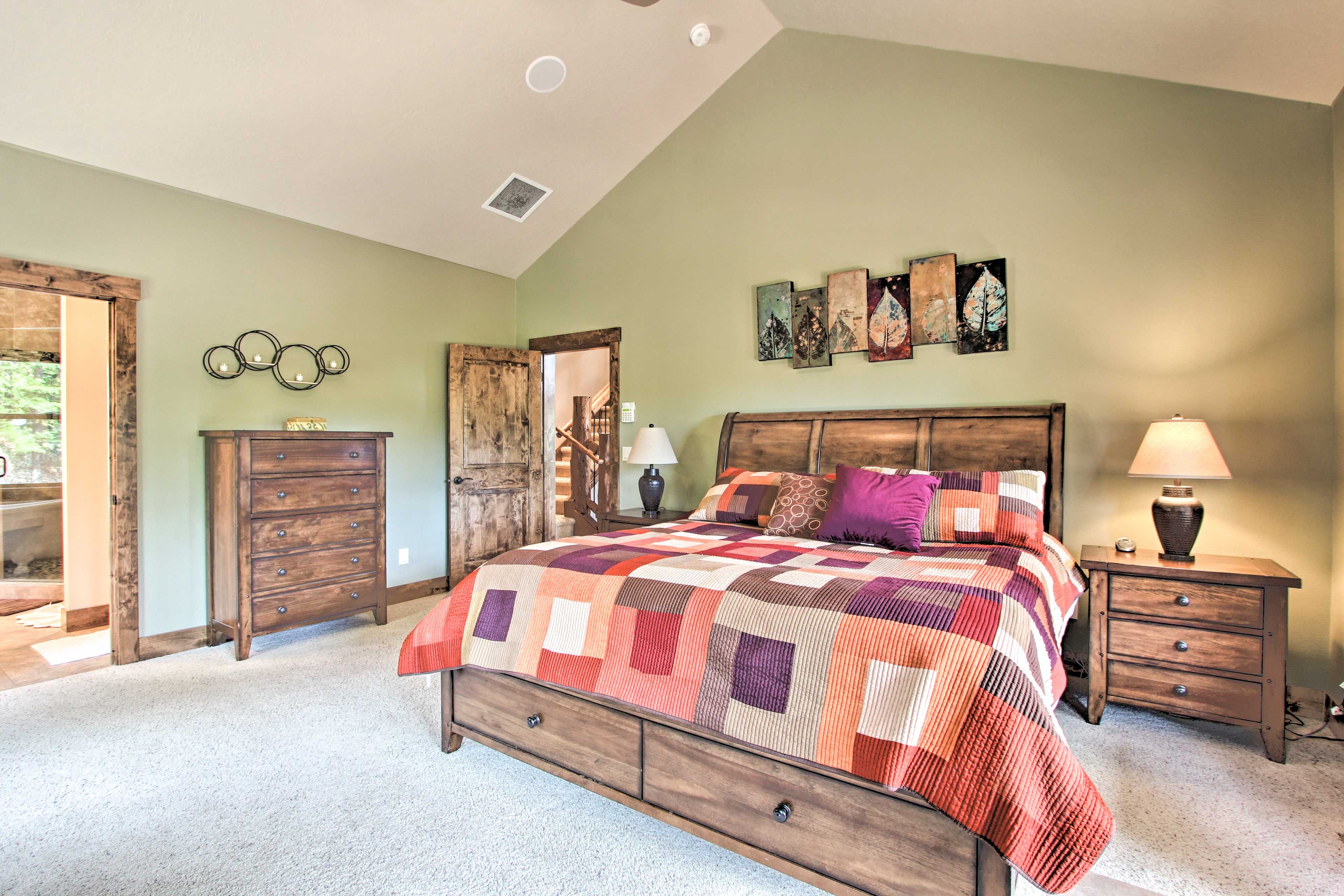 Bedroom 1 | King Bed | 1st Floor