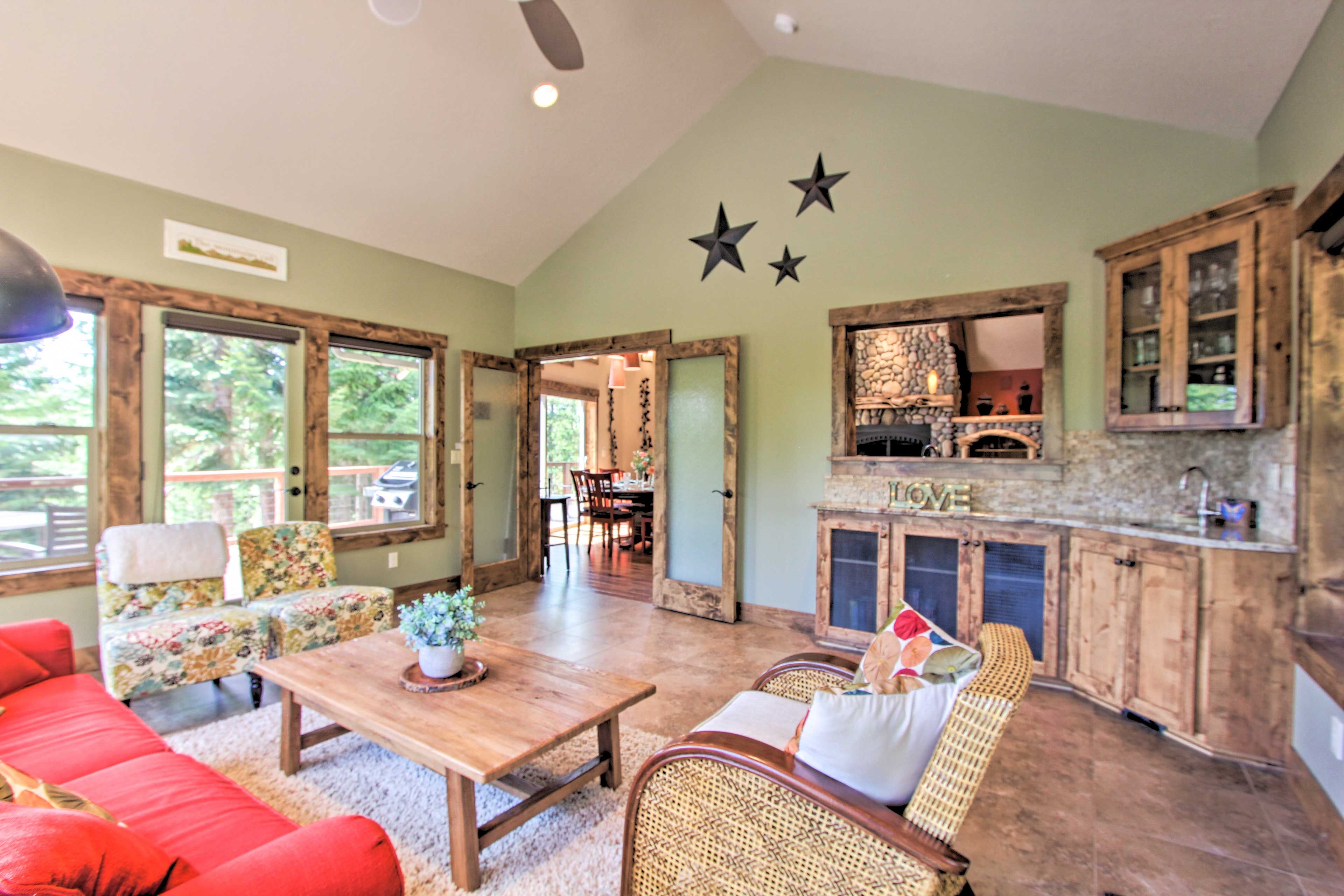 Living Room | Wet Bar