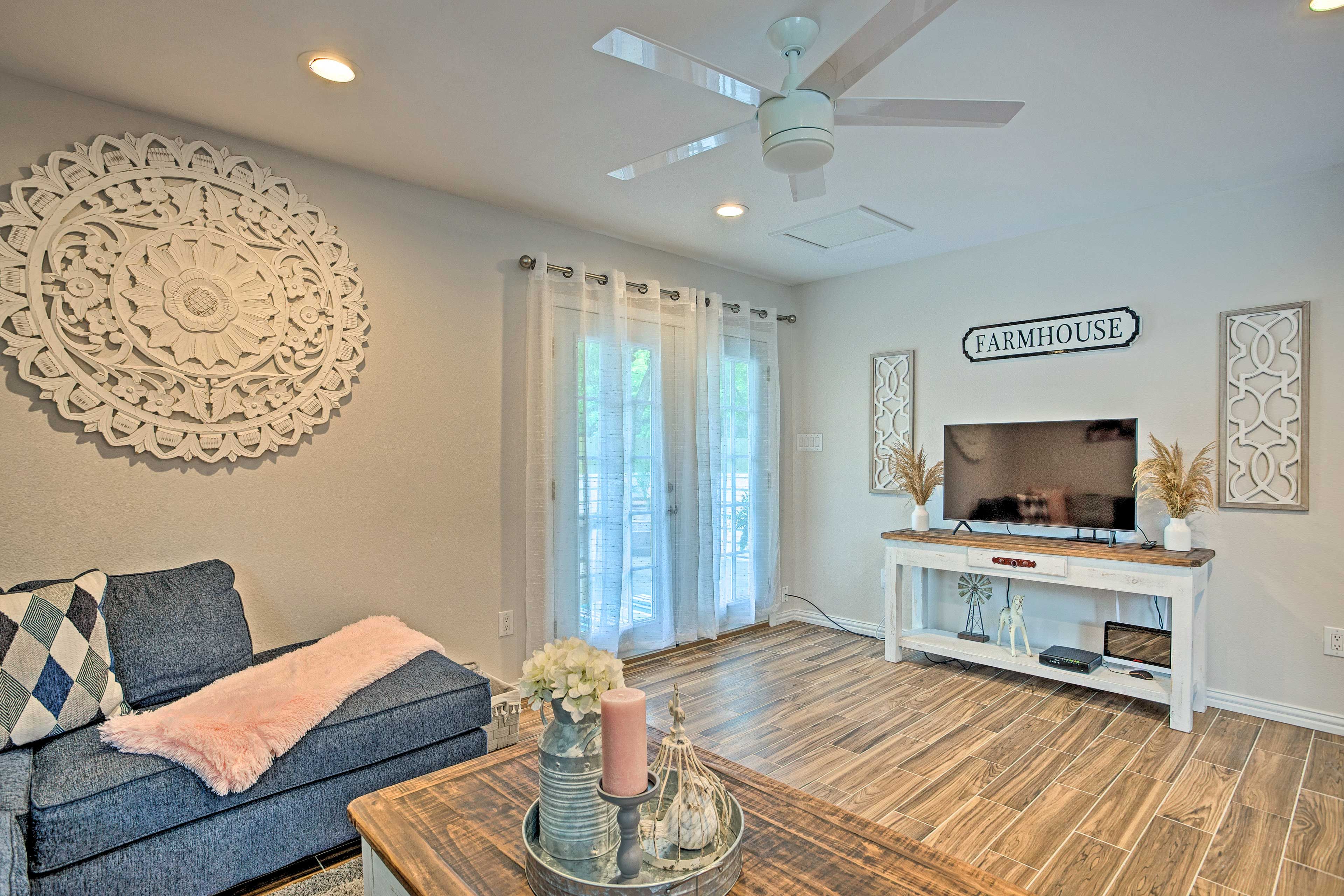 Living Room | Smart TV | Free WiFi