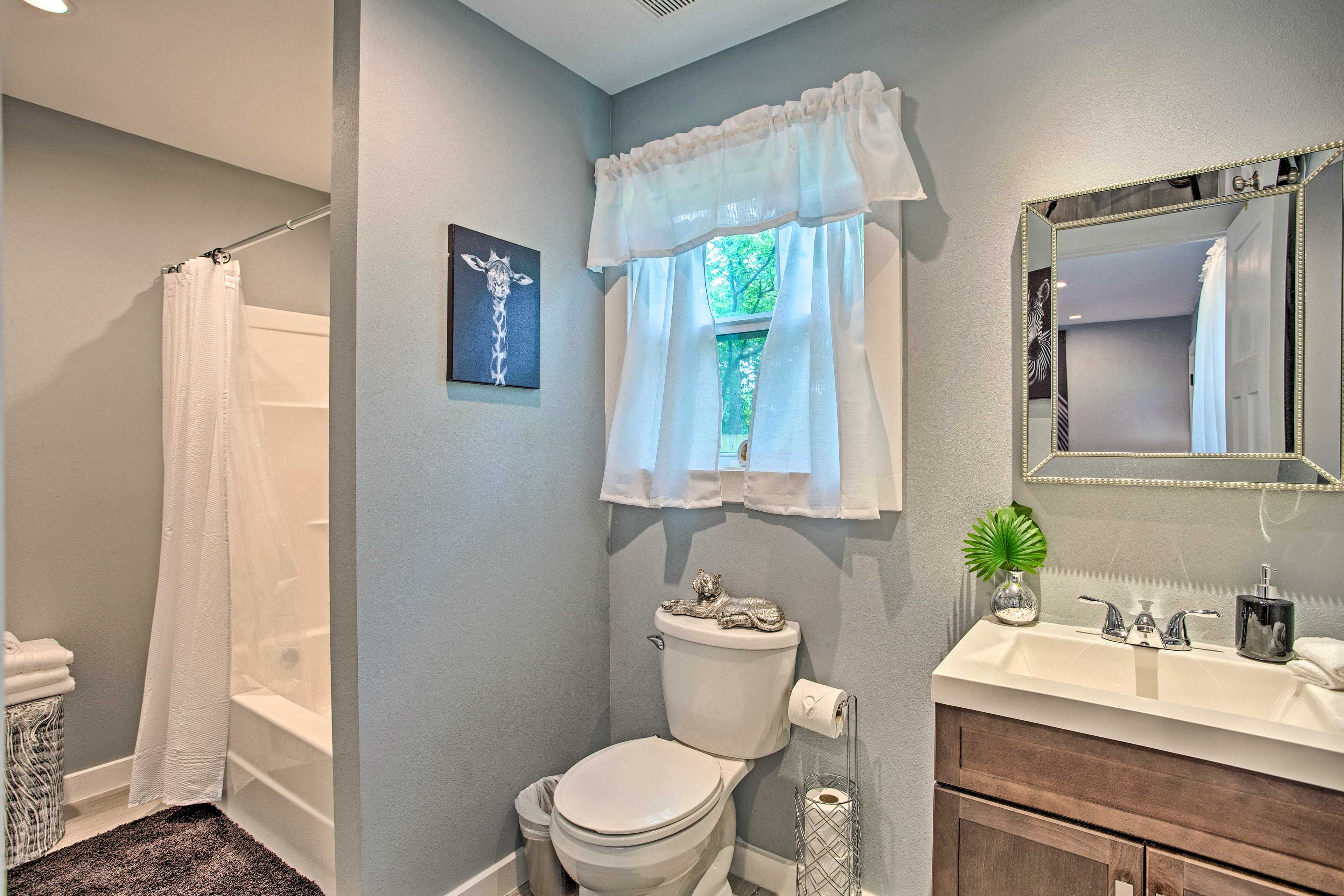 Full Bathroom | Towels Provided | Shower/Tub Combo
