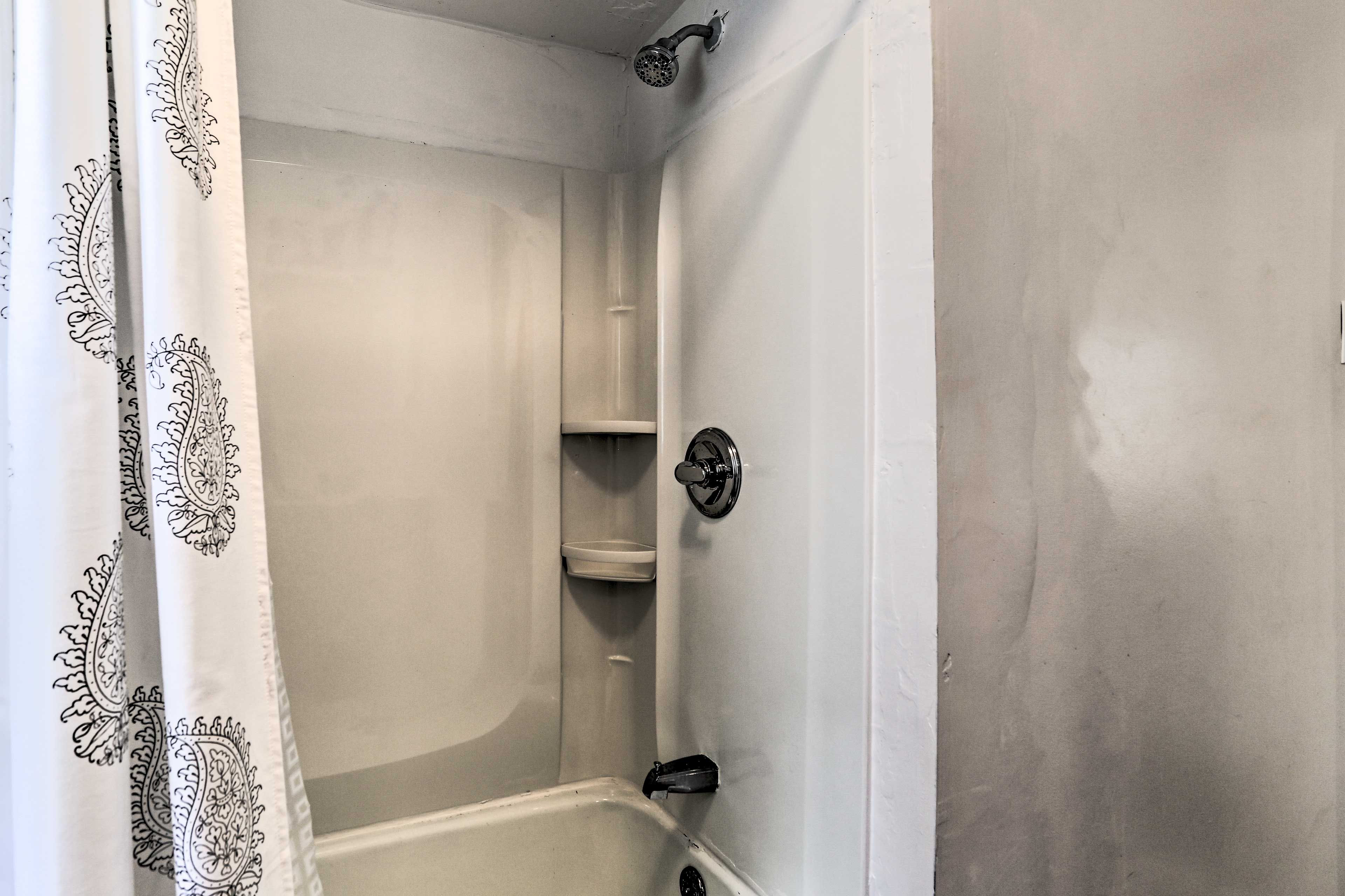 Full Bathroom | Shower/Tub Combo