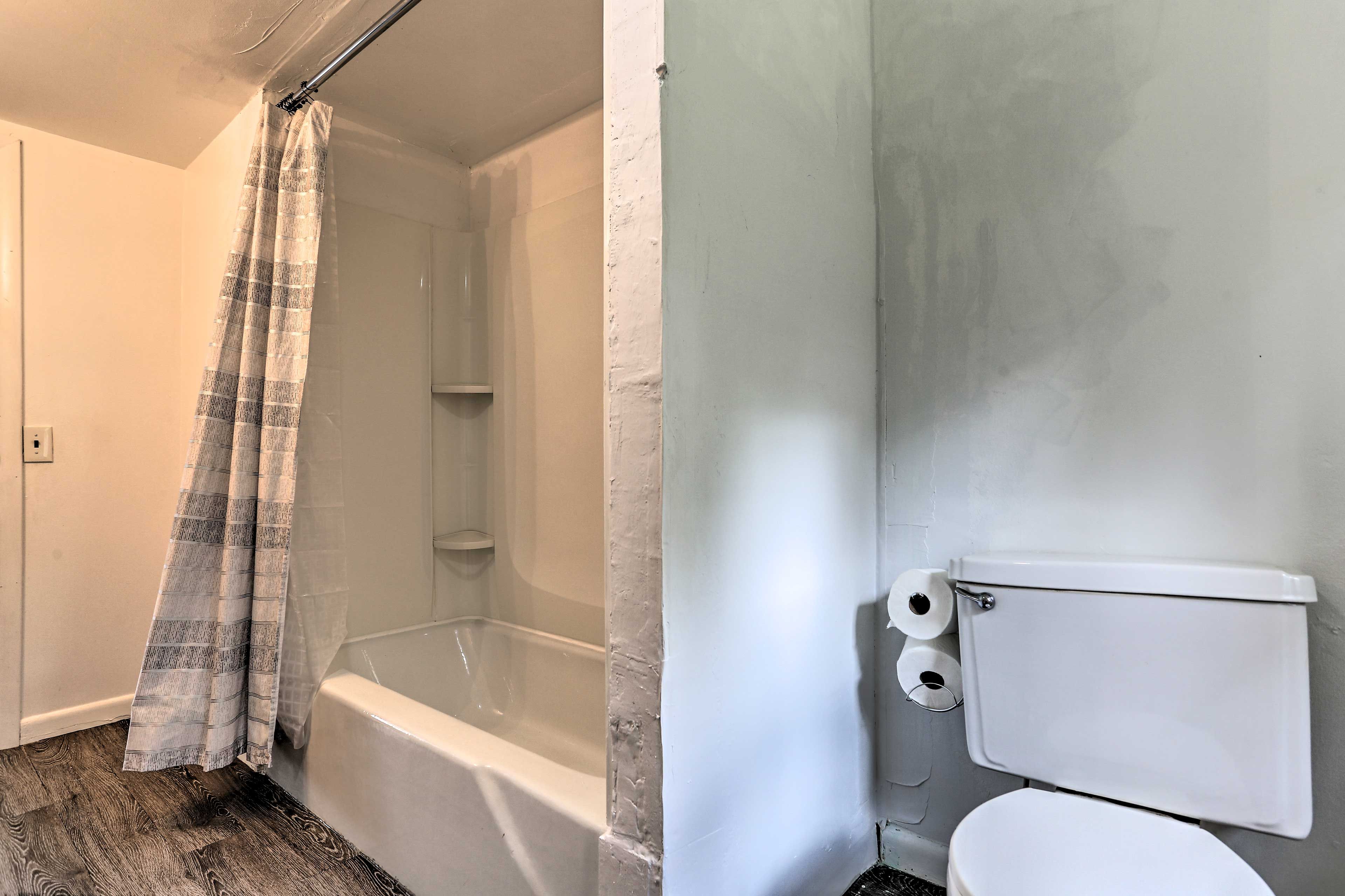 Full Bathroom | Shower/Tub Combo