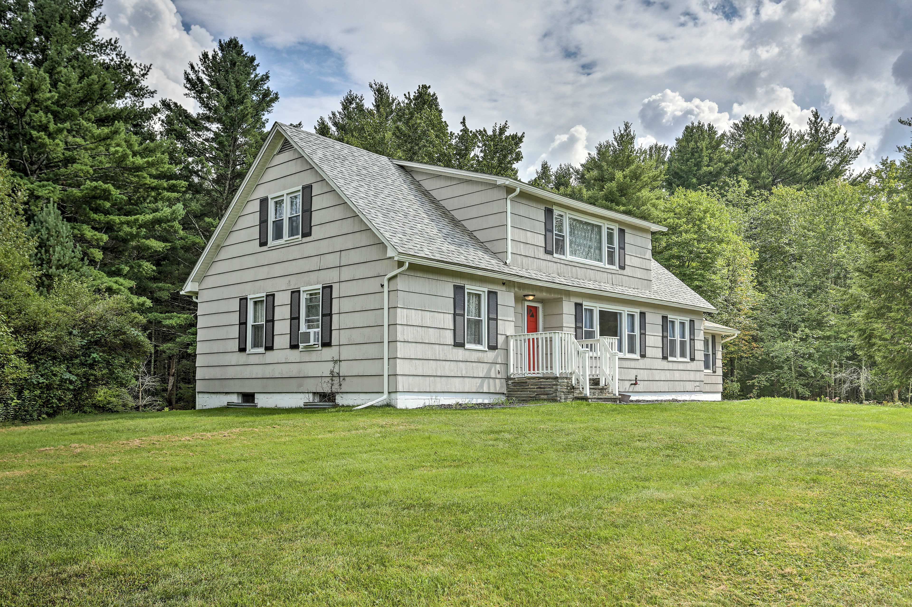 Exterior | Parking | Driveway (8-10 Vehicles)
