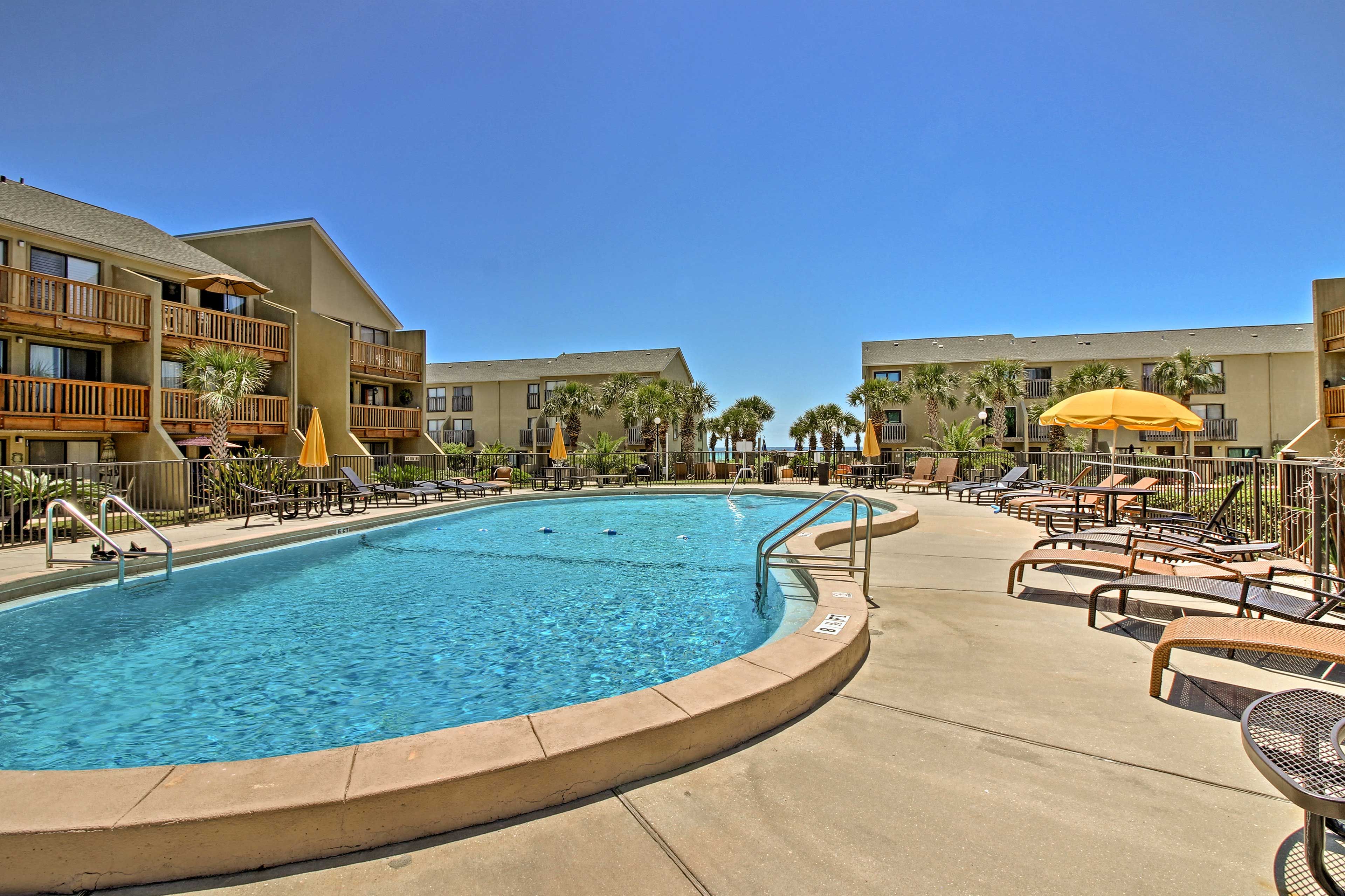 Largo Mar Community | Pool & Sundeck