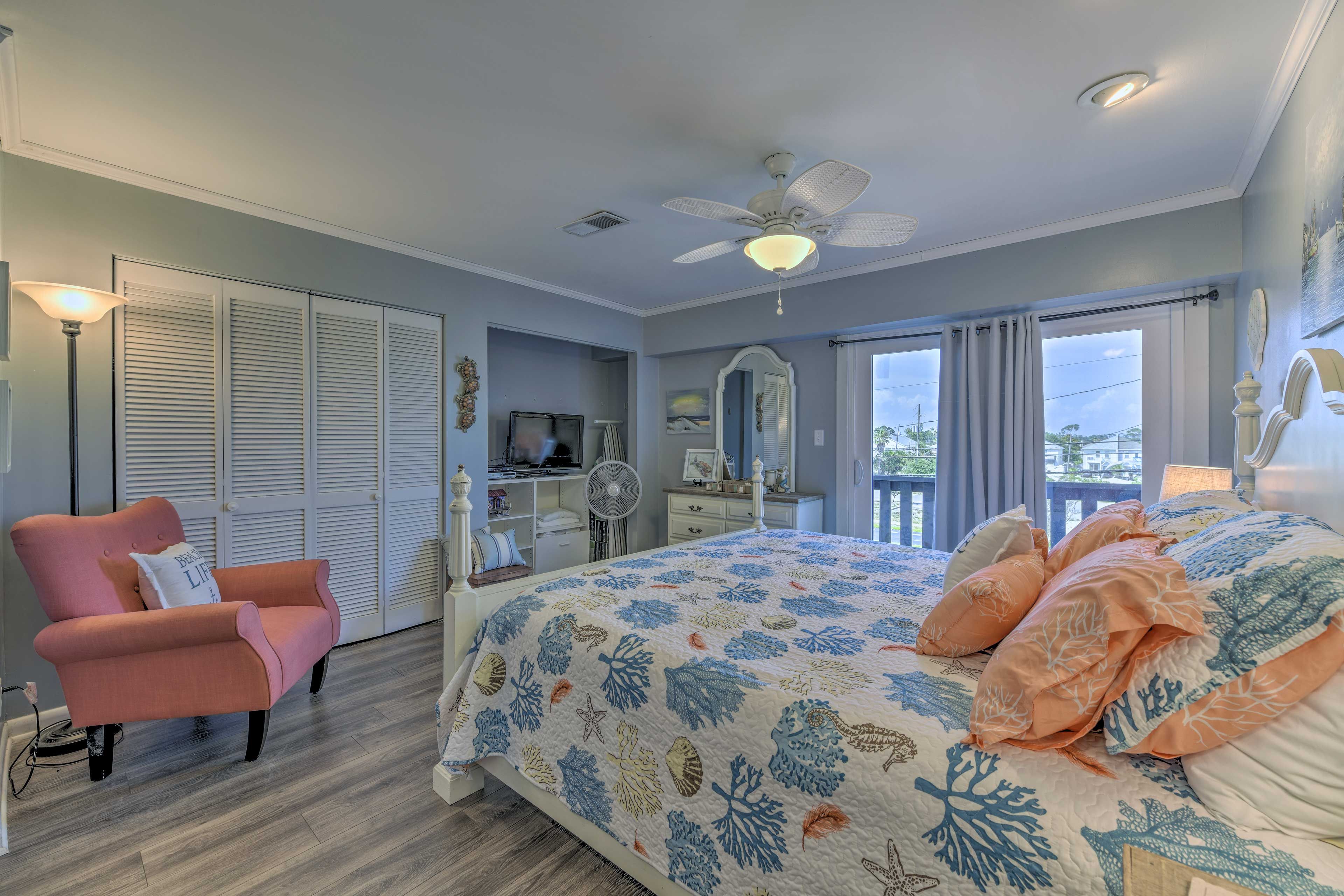 Bedroom | King Bed | 3rd Floor | Steps Required