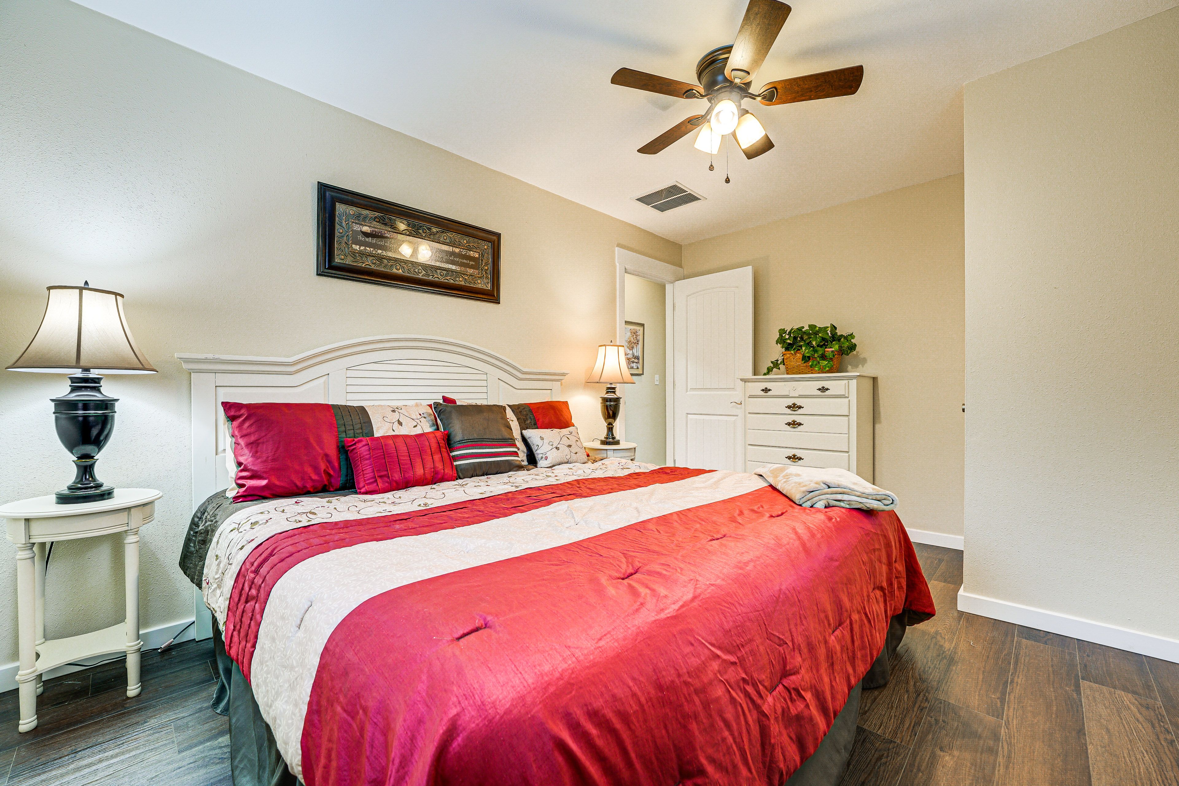 Bedroom 2 | King Bed | 3rd Floor