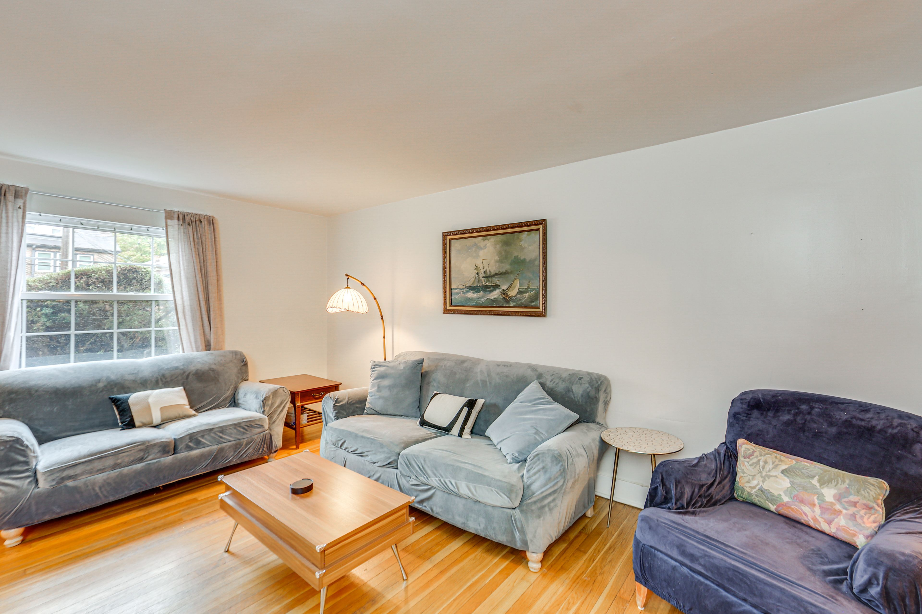 Living Room | Main Level | Smart TV | Free WiFi