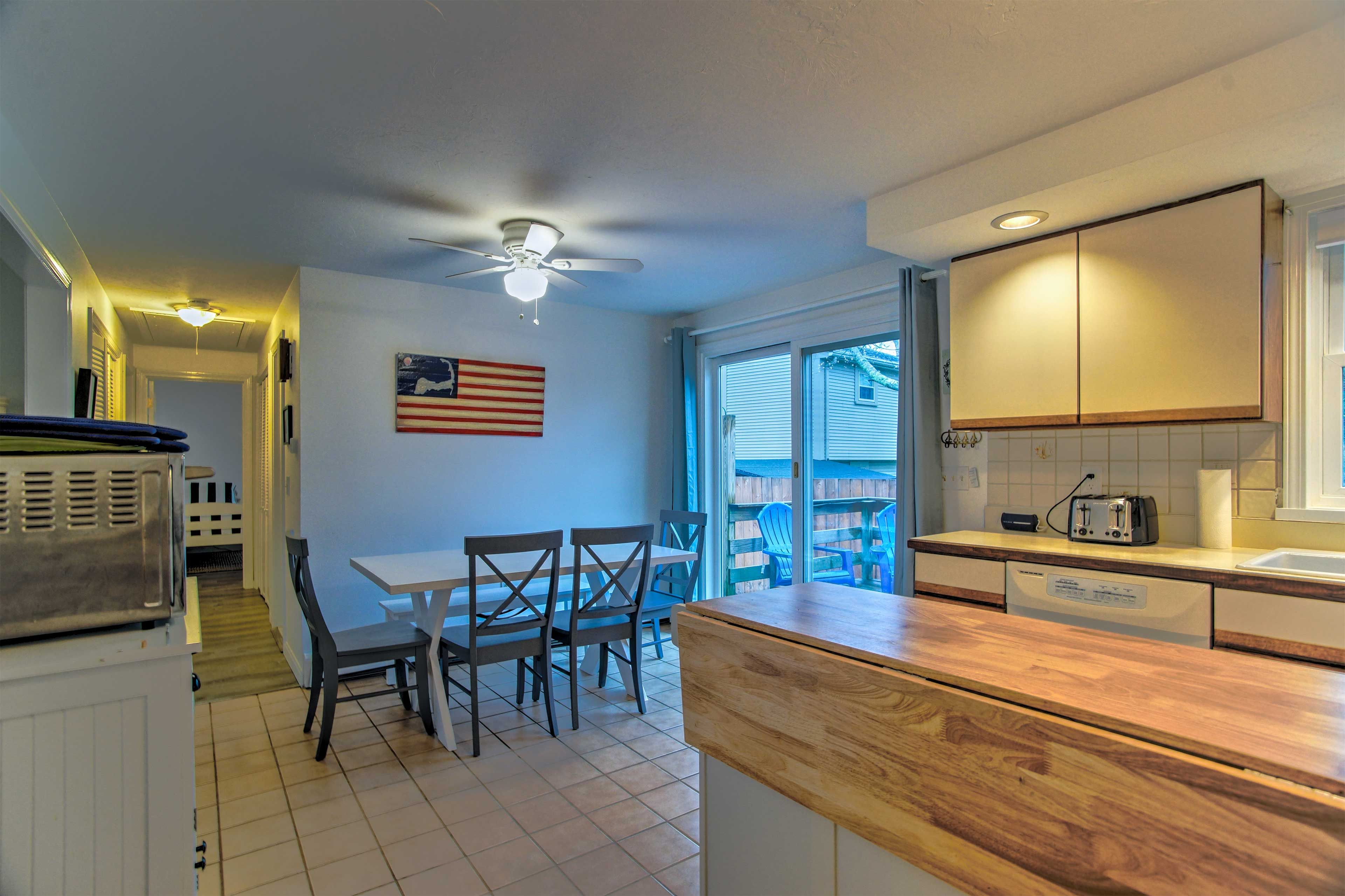 Dining Area | Dishes & Flatware Provided