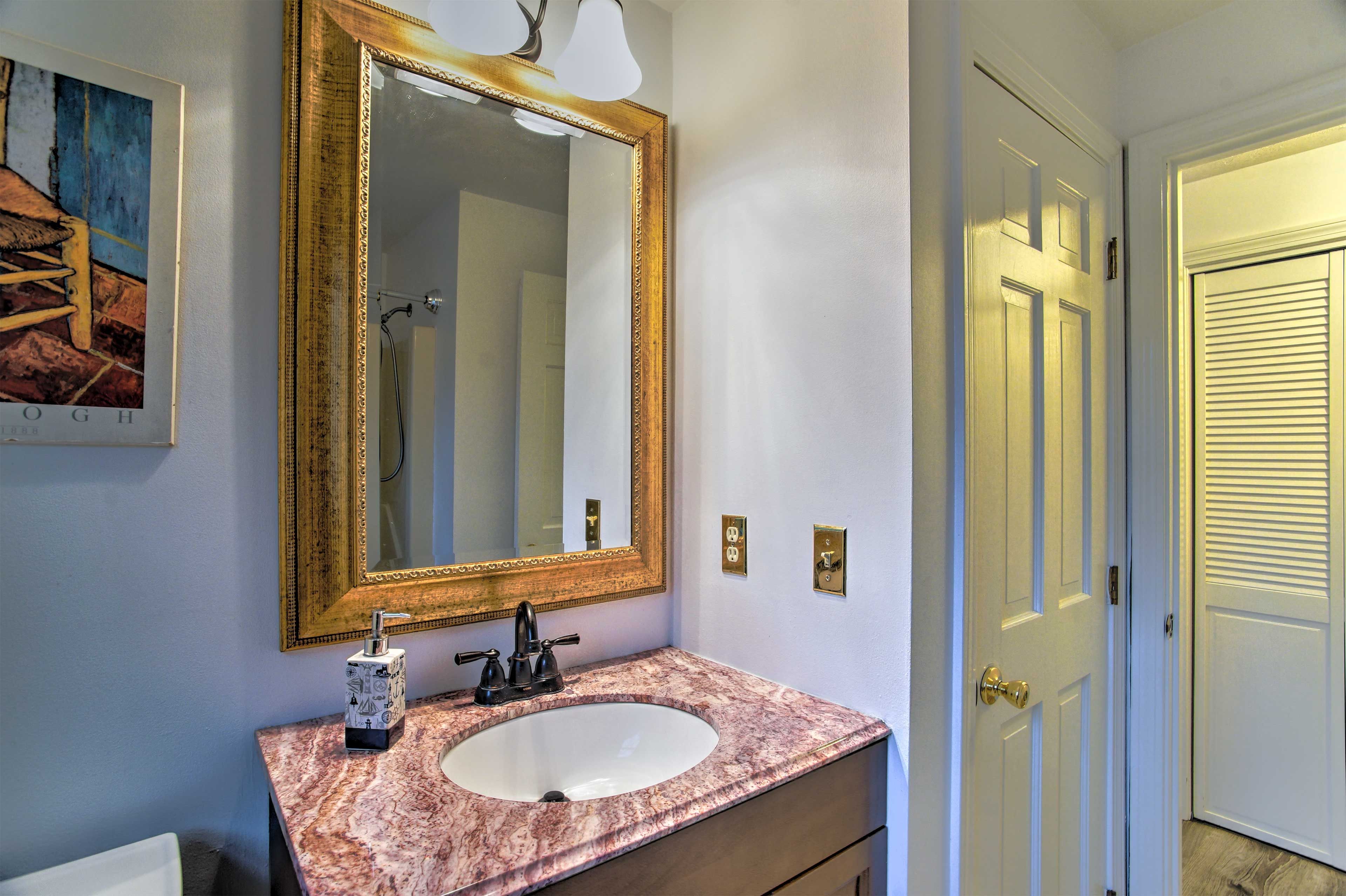 Full Bathroom | Complimentary Toiletries