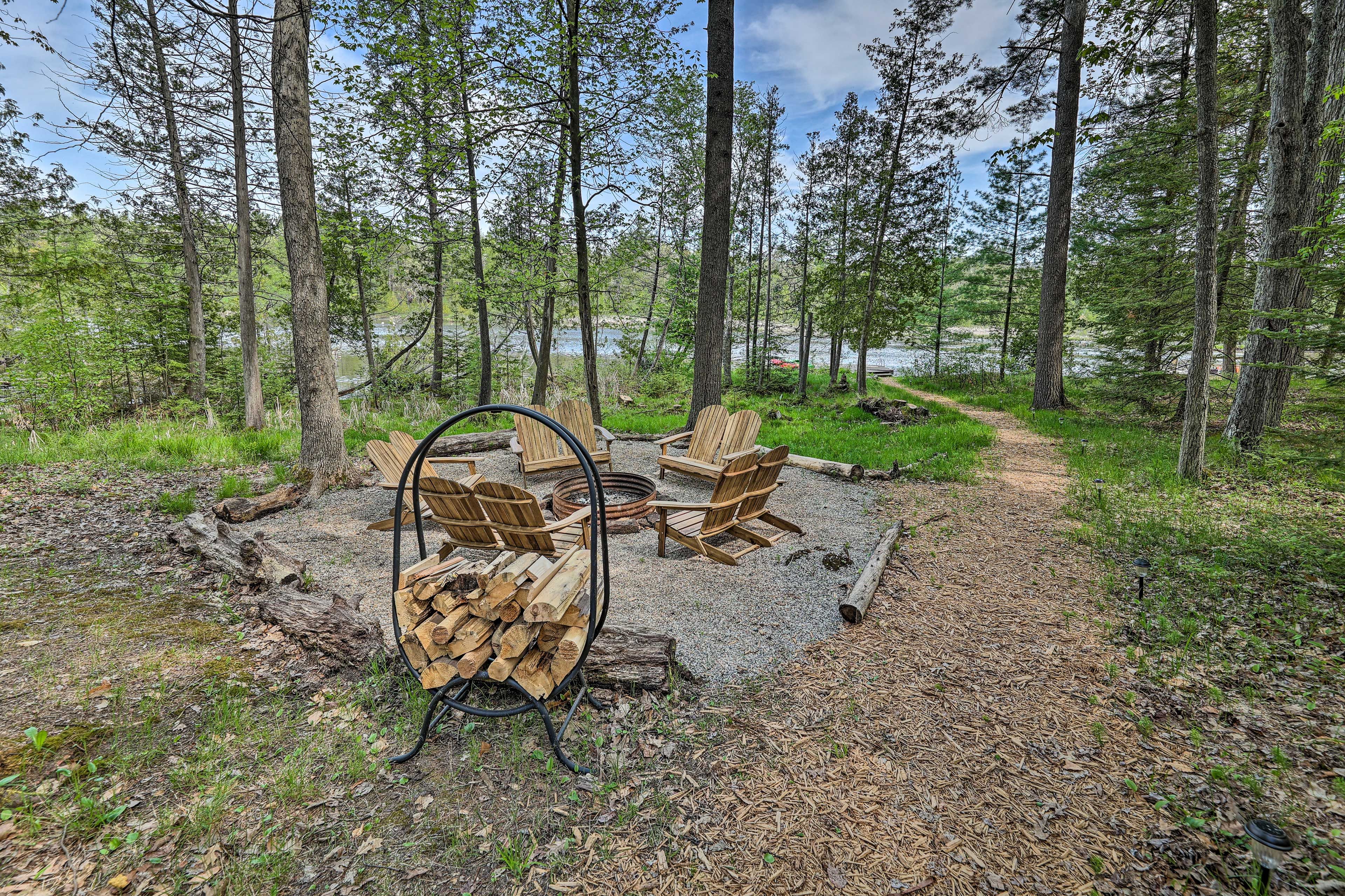 Private Yard | Fire Pit (Wood Provided)