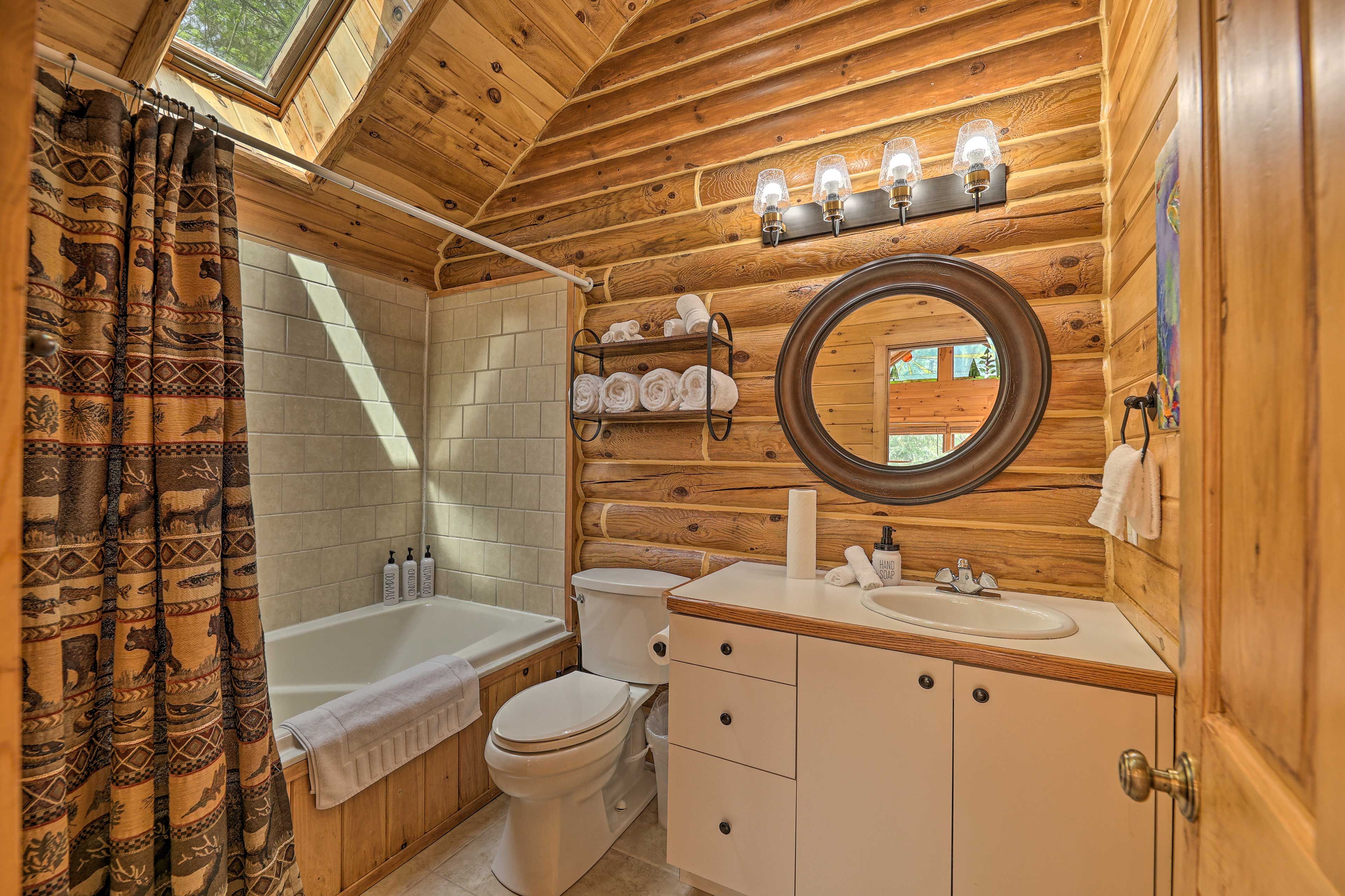 Full Bathroom | Towels Provided