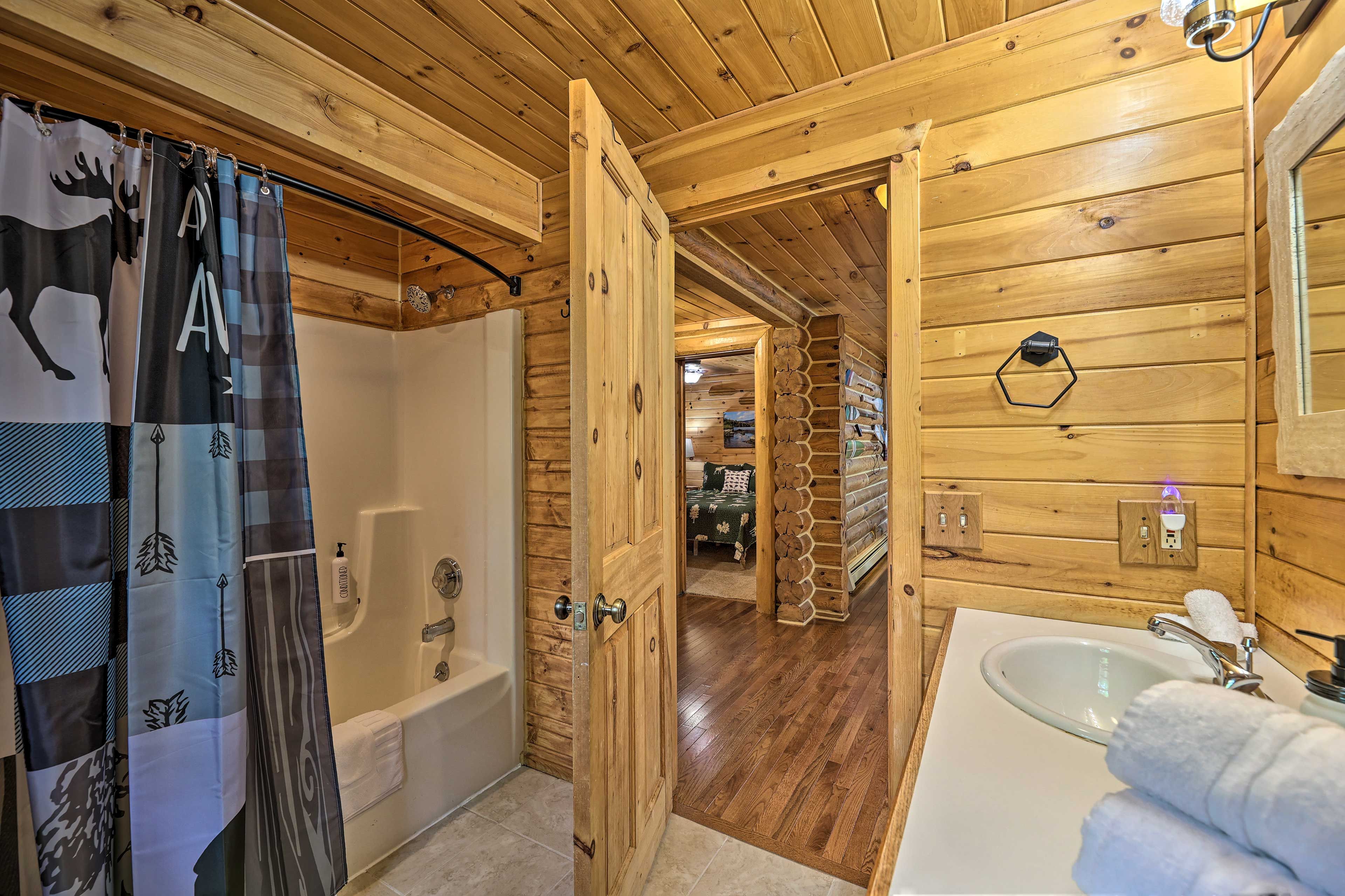 Full Bathroom | Towels Provided | 1st Floor