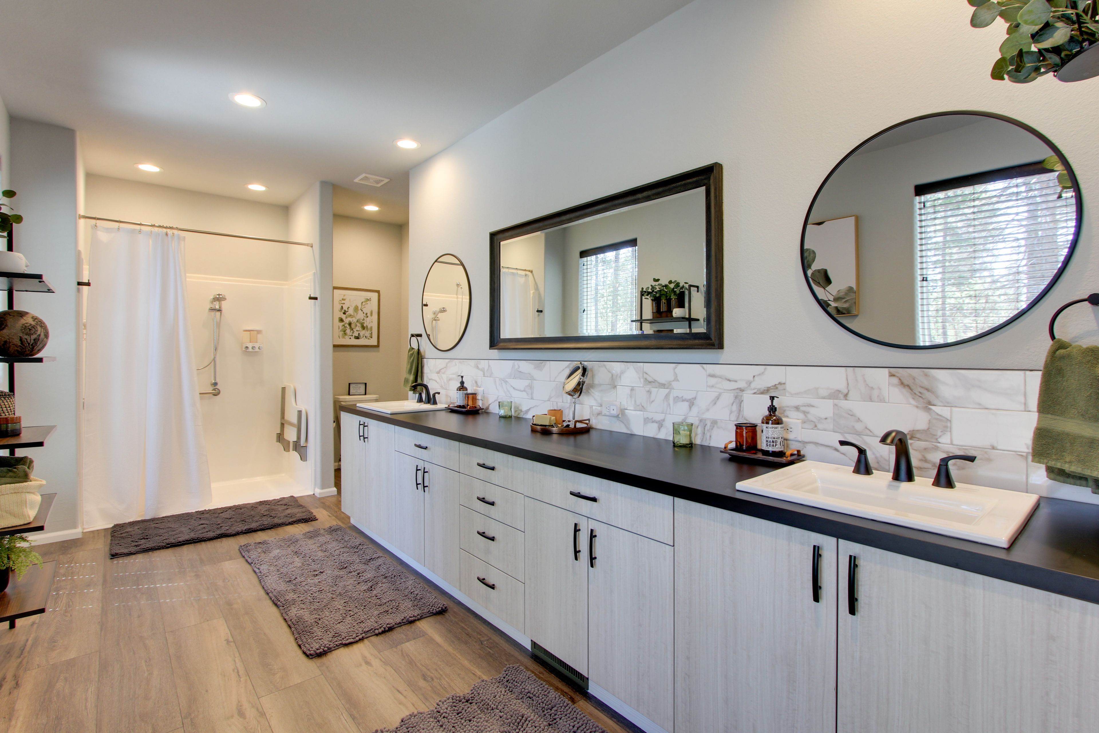 Full Bathroom | Towels Provided
