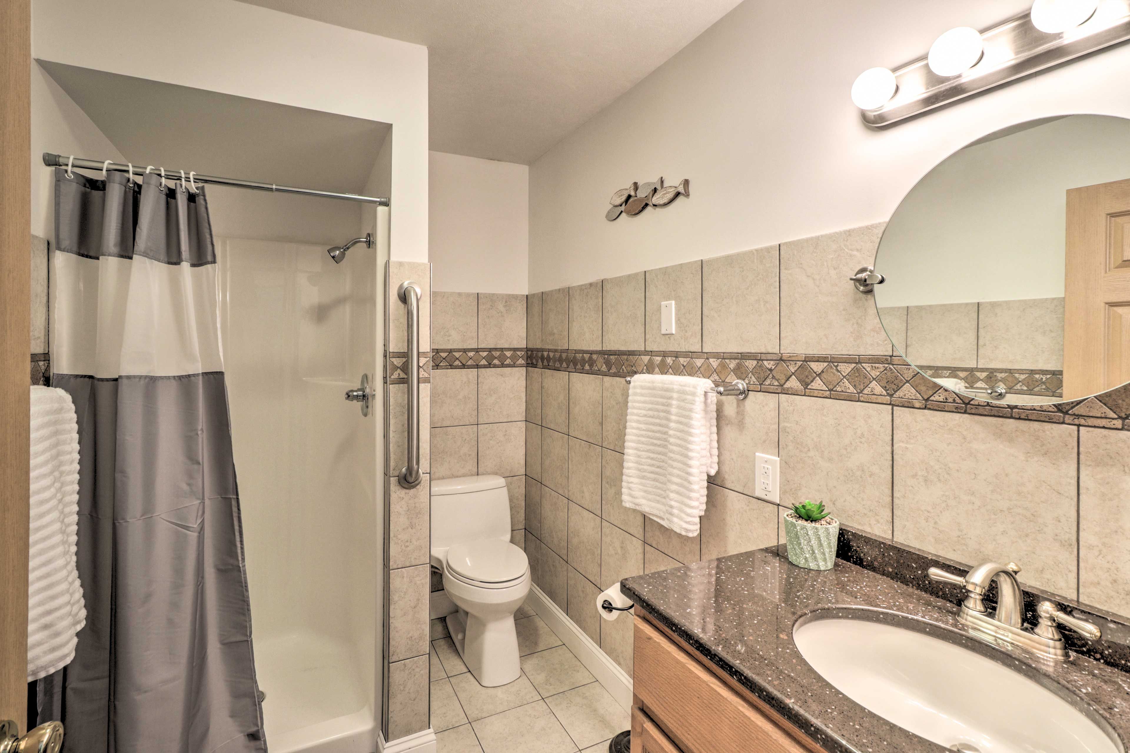 Full Bathroom | Towels Provided | Complimentary Toiletries