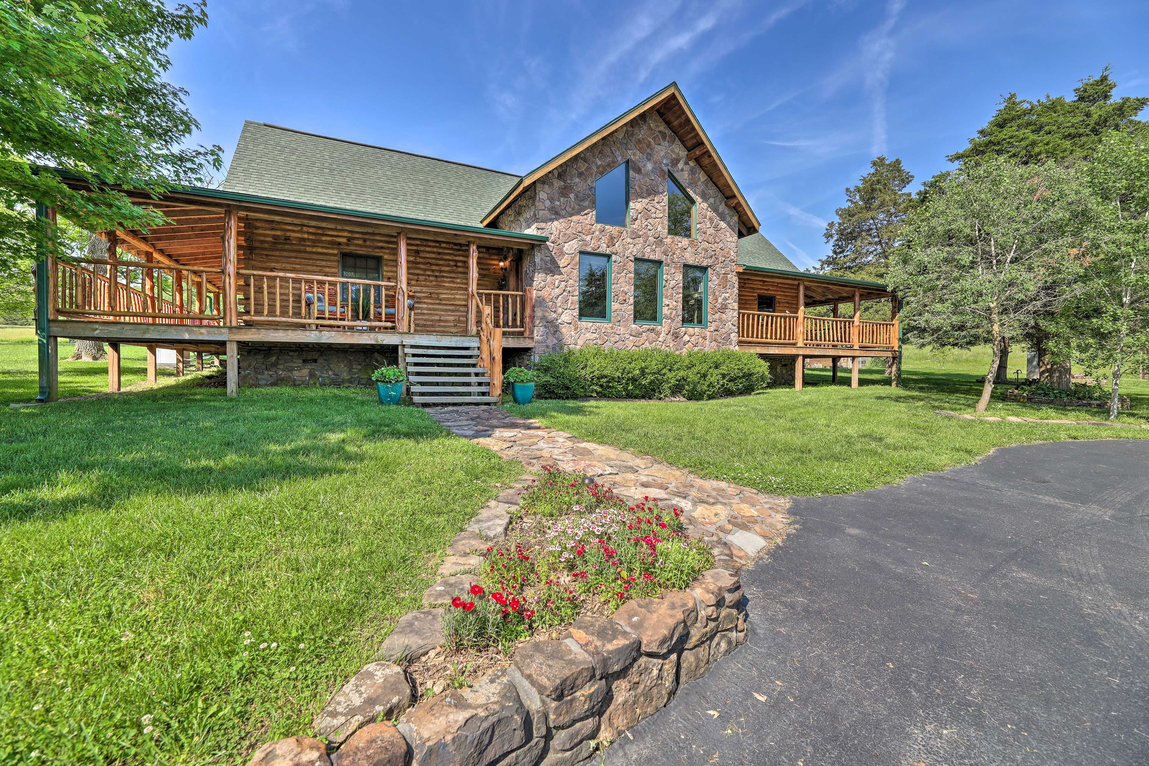 Berryville Vacation Rental | 4BR | 4BA | 3,000 Sq Ft | Stairs Required