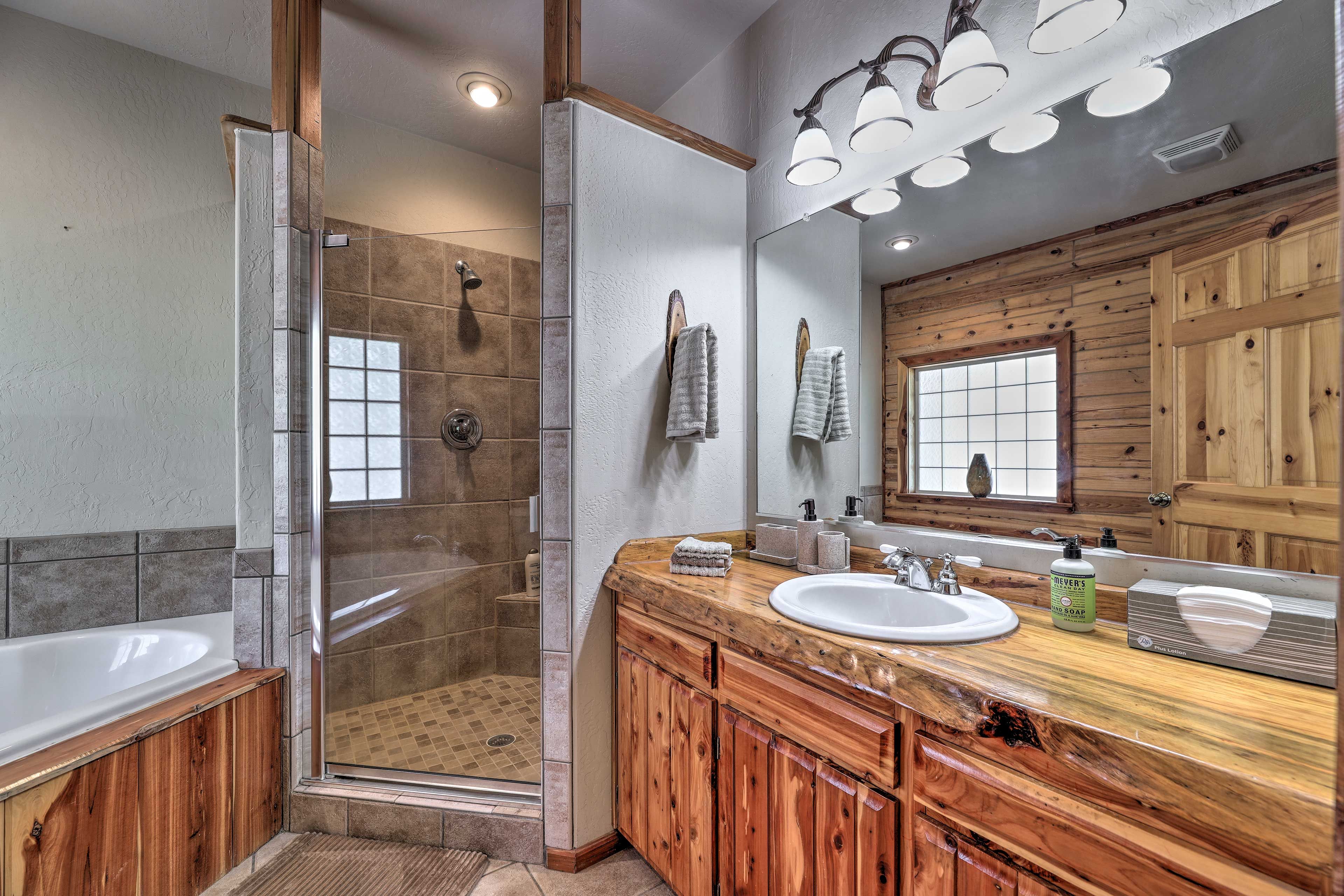 En-Suite Bathroom | Separate Bathtub & Shower