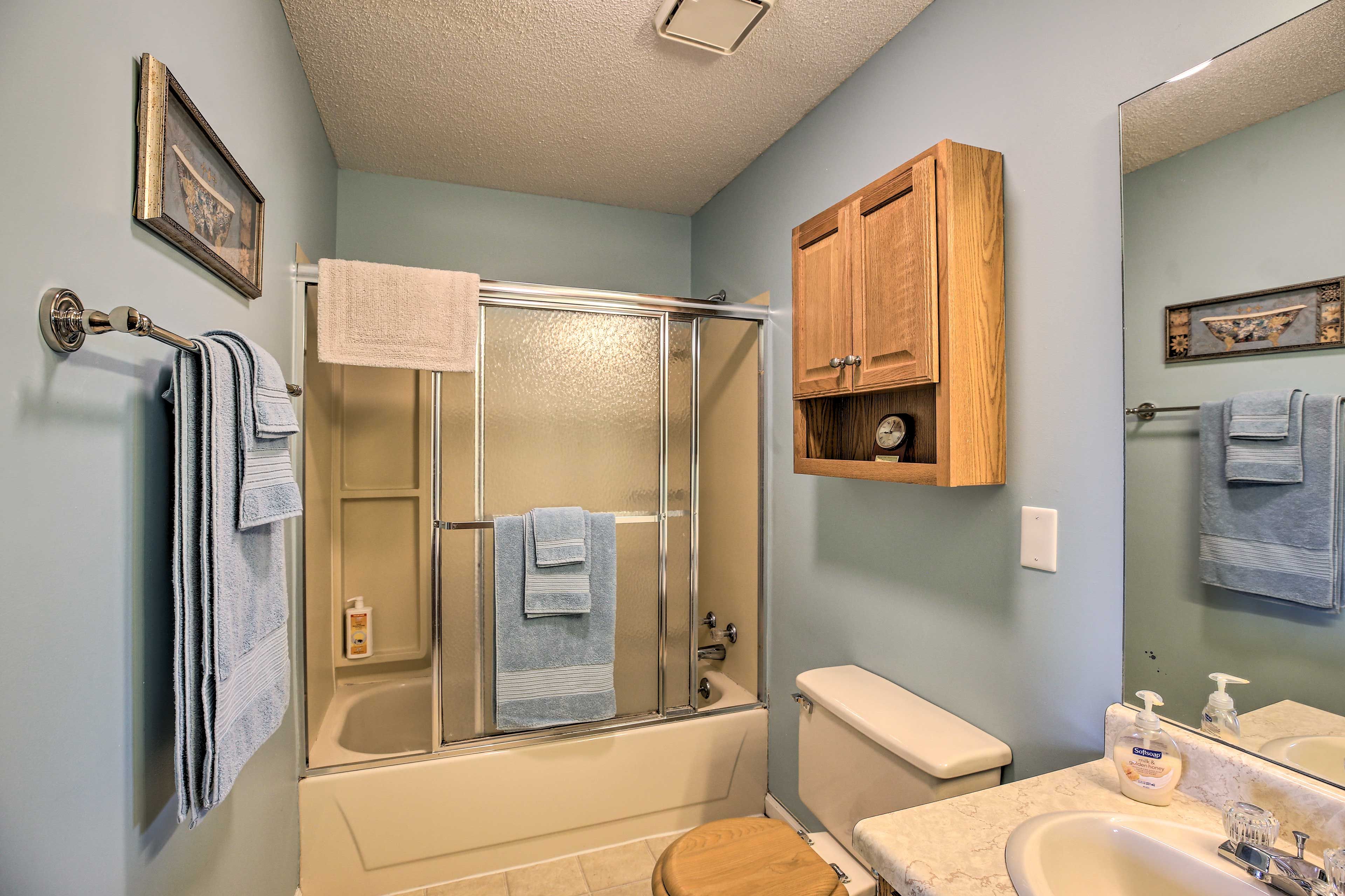 Full Bathroom | Towels Provided