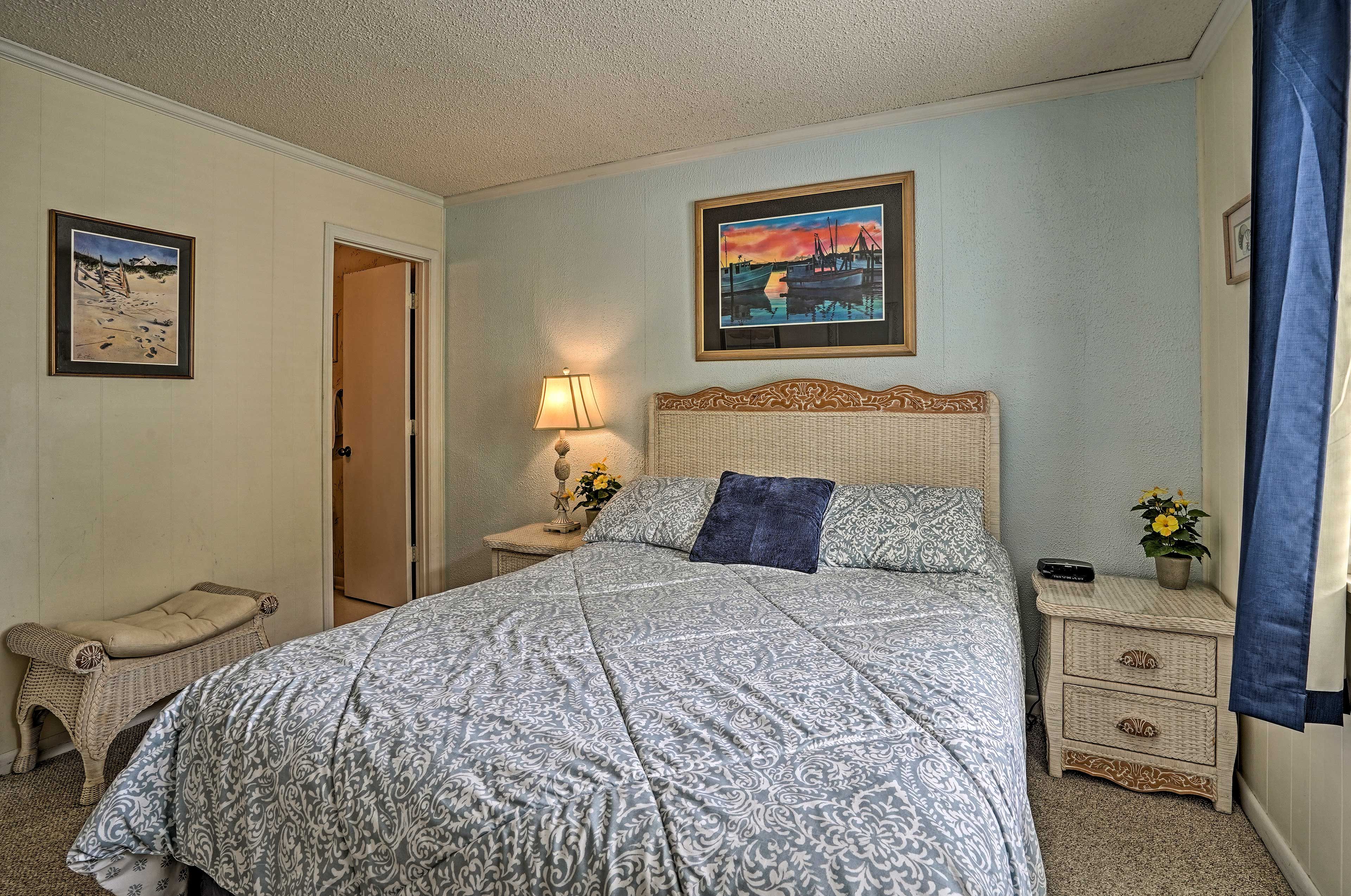 Bedroom 1 | Queen Bed