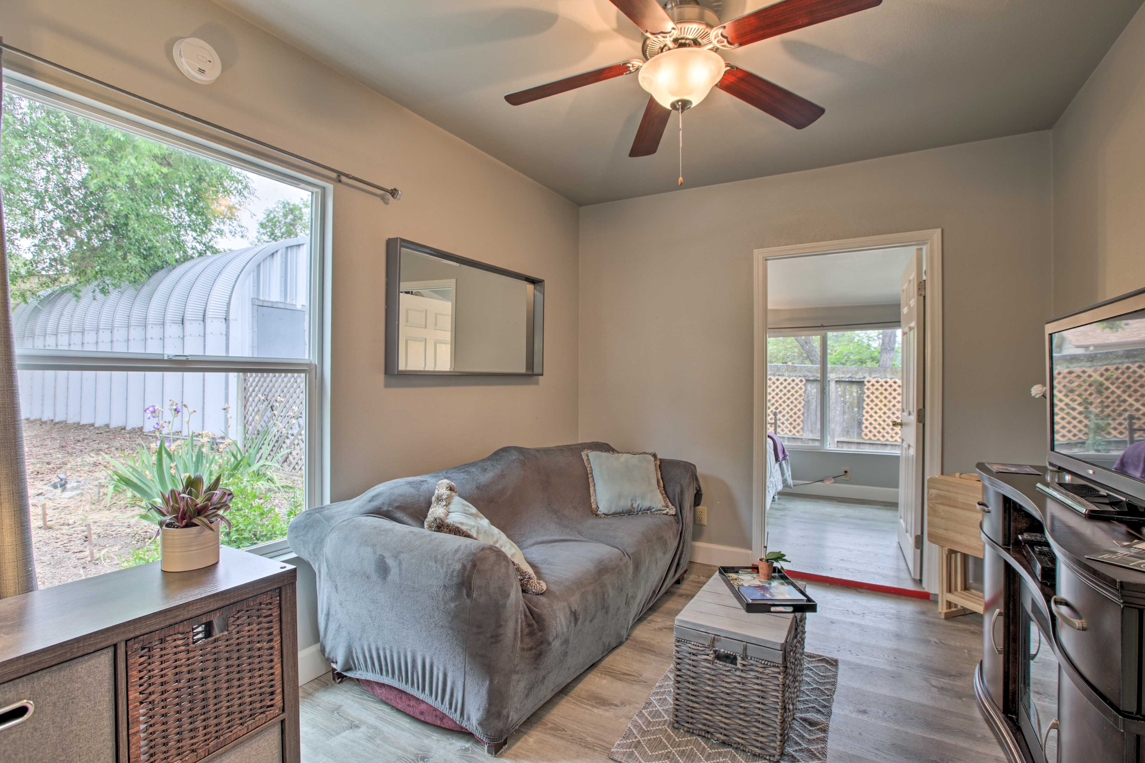 Living Room | Free WiFi | Window A/C Unit | Smart TV w/ Cable