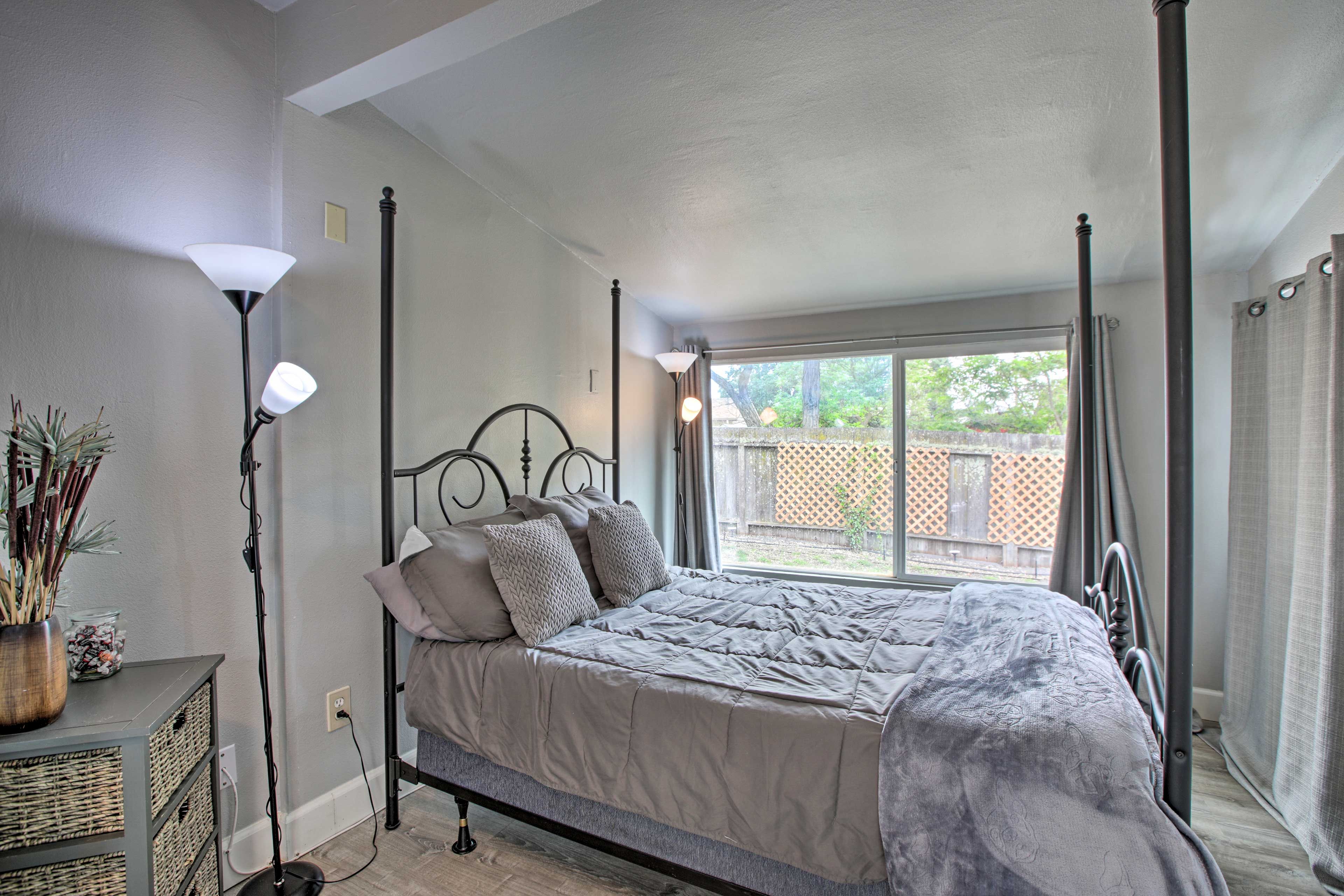 Bedroom 1 | Full Bed | Smart TV w/ Cable