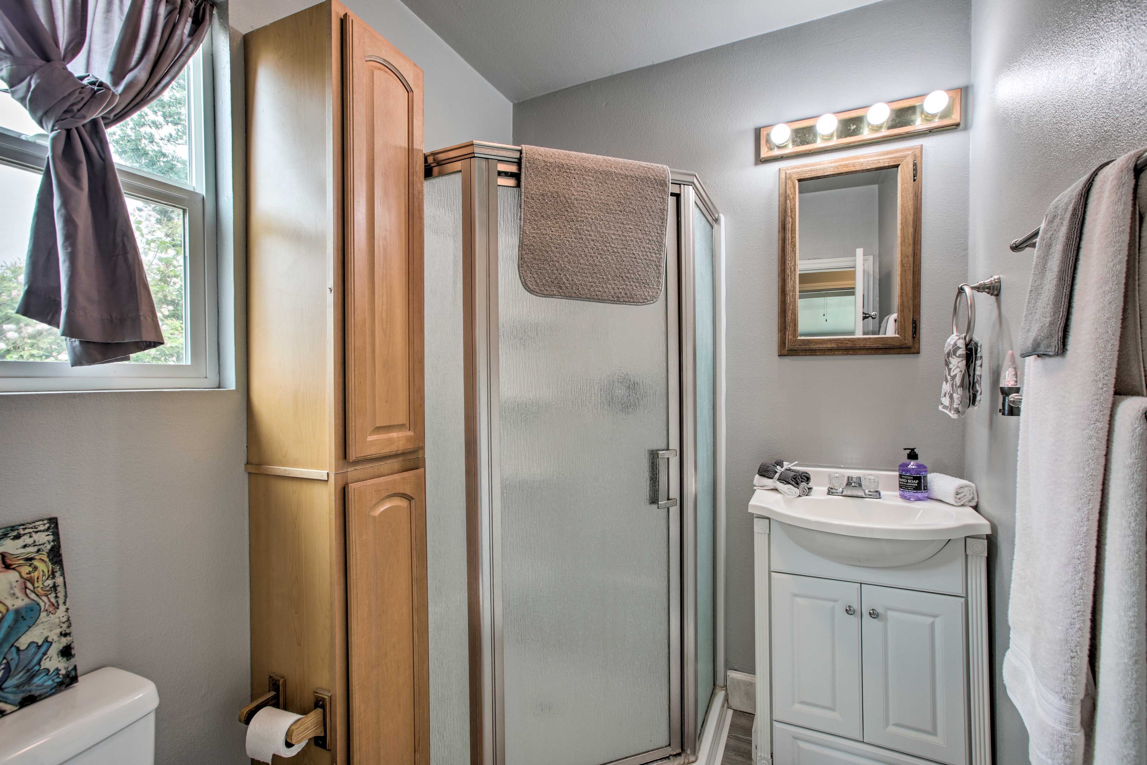 Full Bathroom | Linens & Towels | Complimentary Toiletries | Hair Dryer