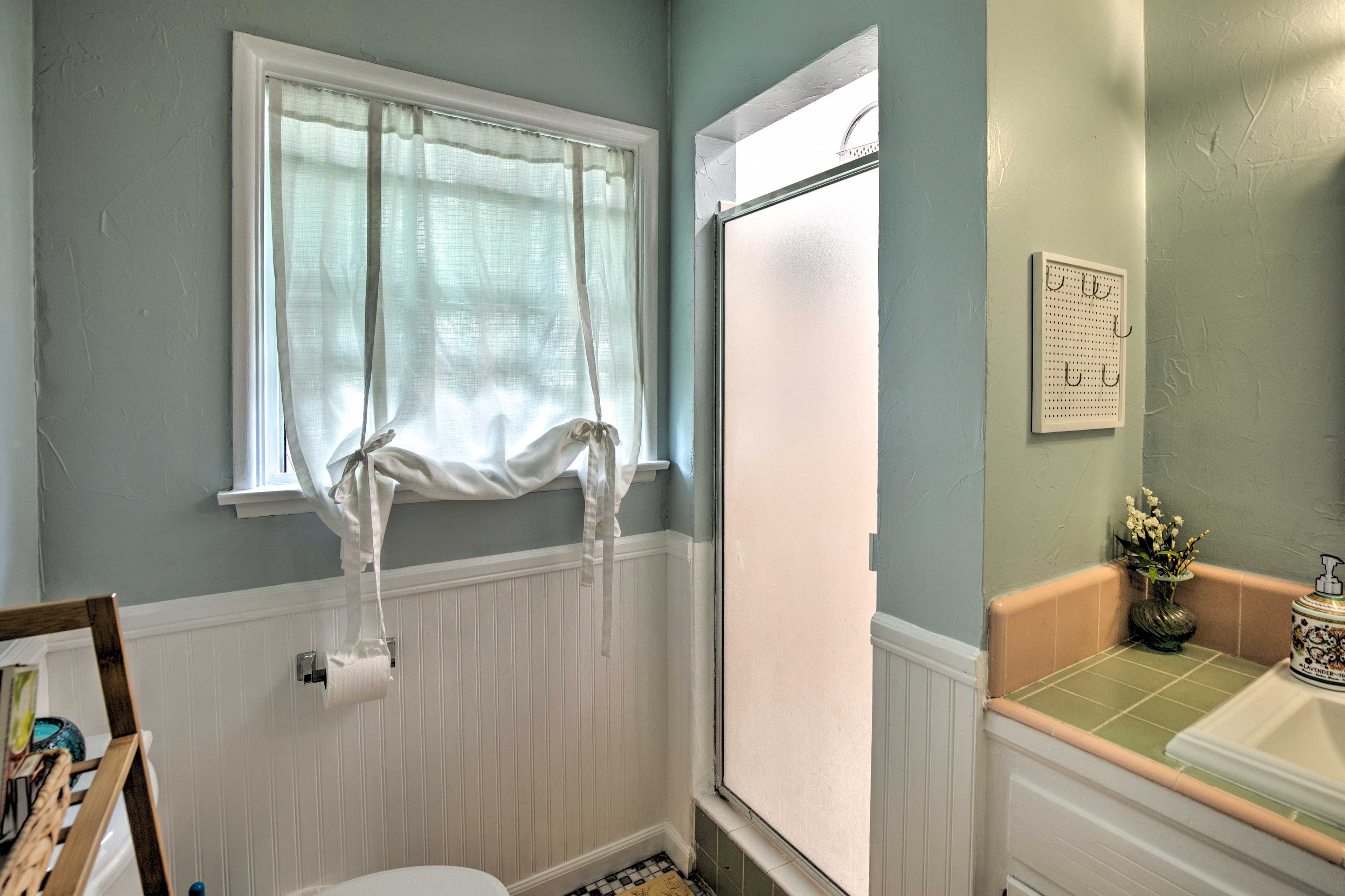Full Bathroom | Complimentary Toiletries