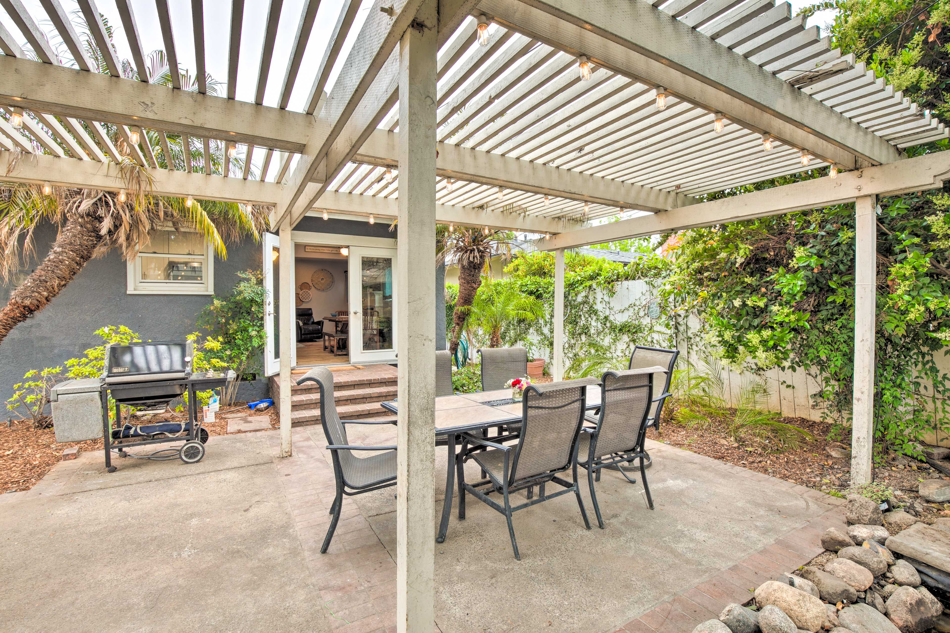 Dining Area | Gas Grill