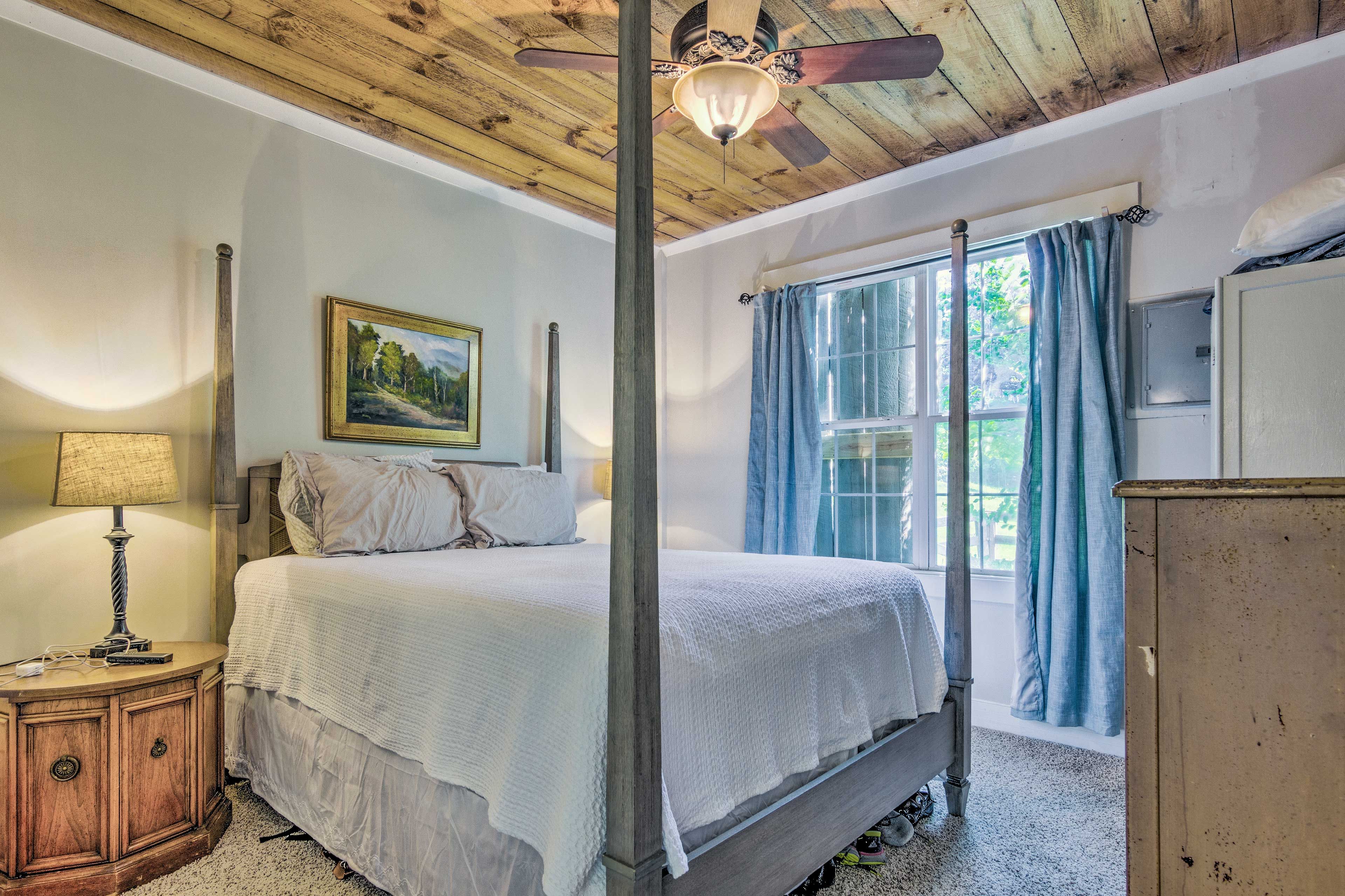 Bedroom | Queen Bed