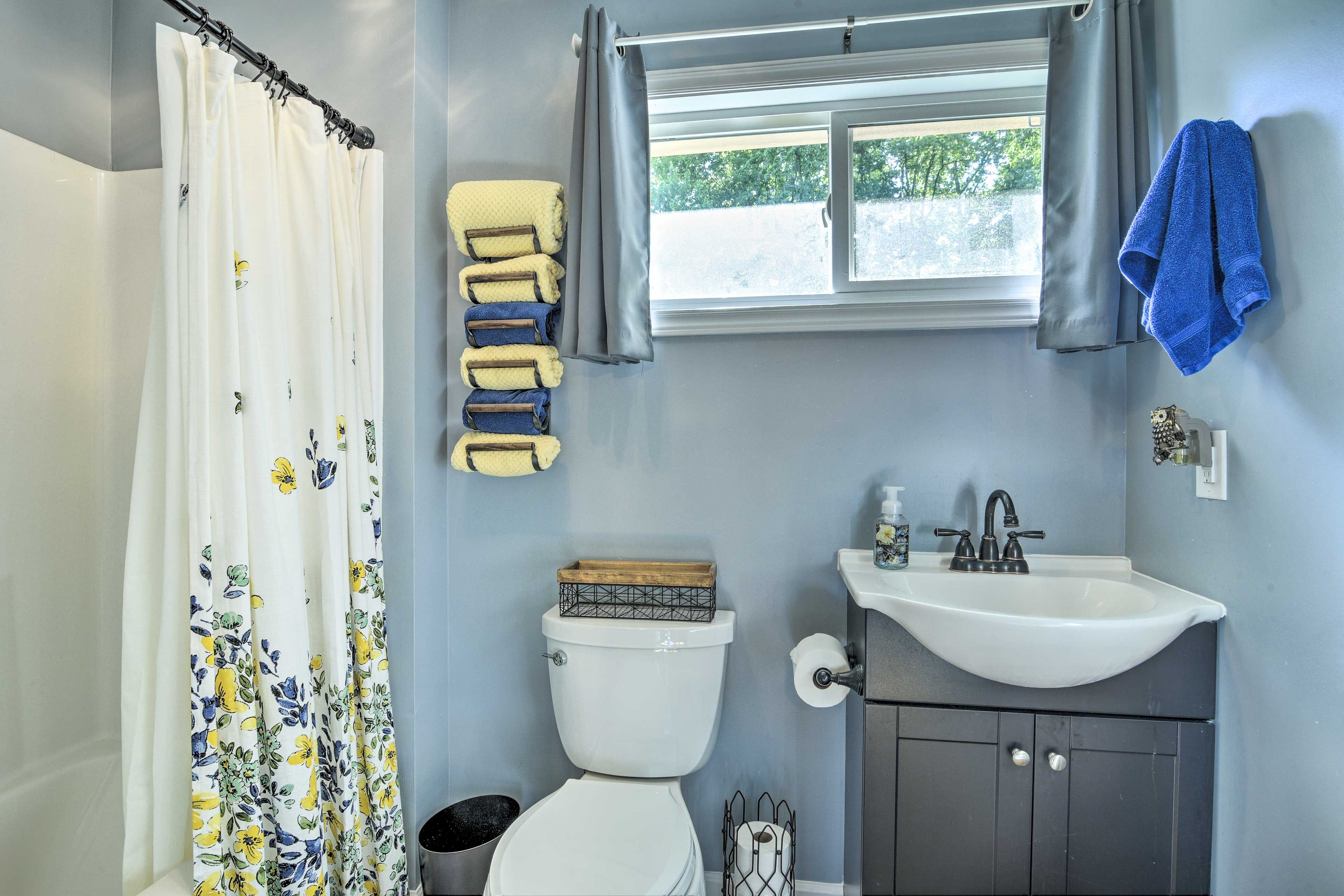Full Bathroom | Towels Provided