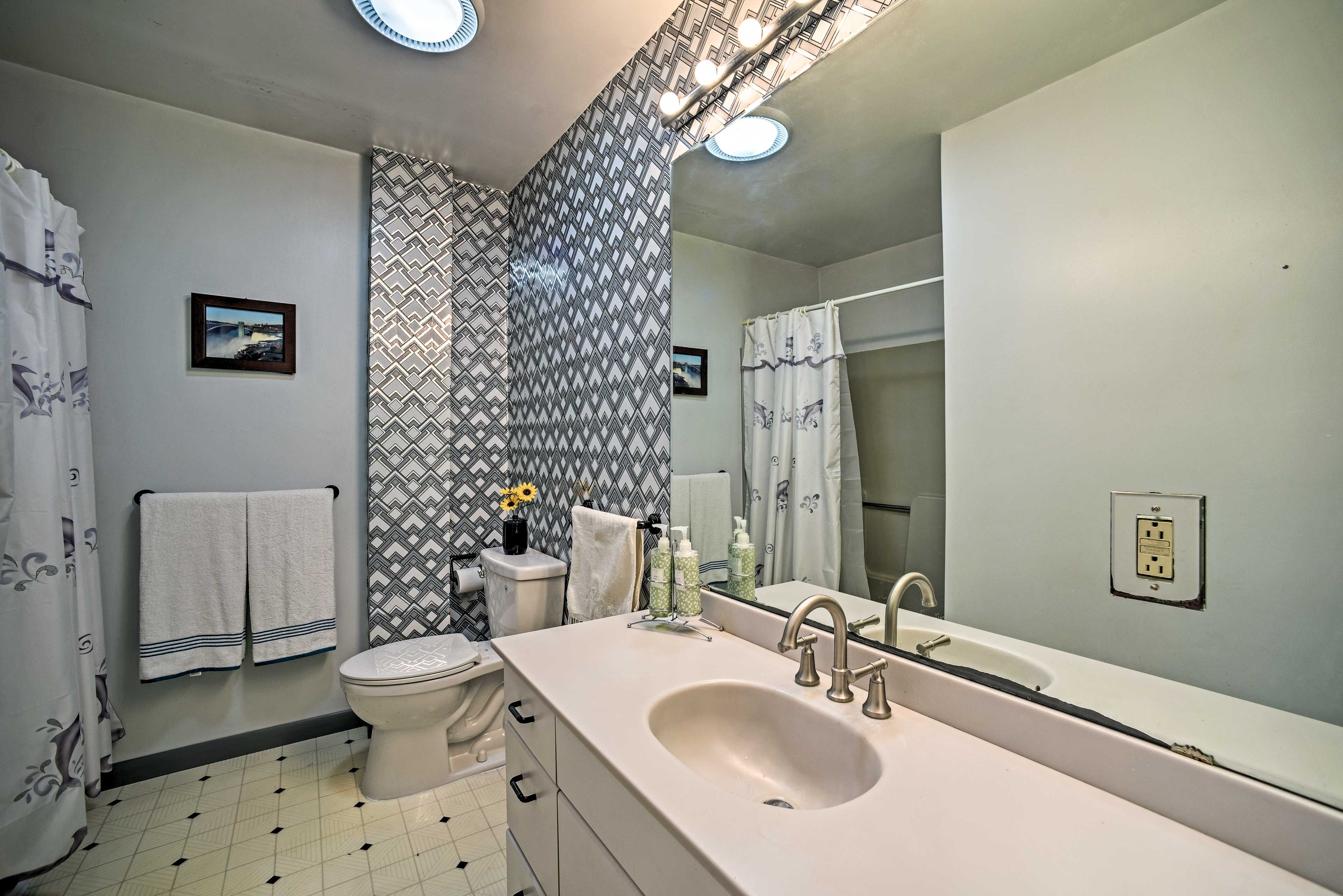 Full Bathroom | Towels Provided