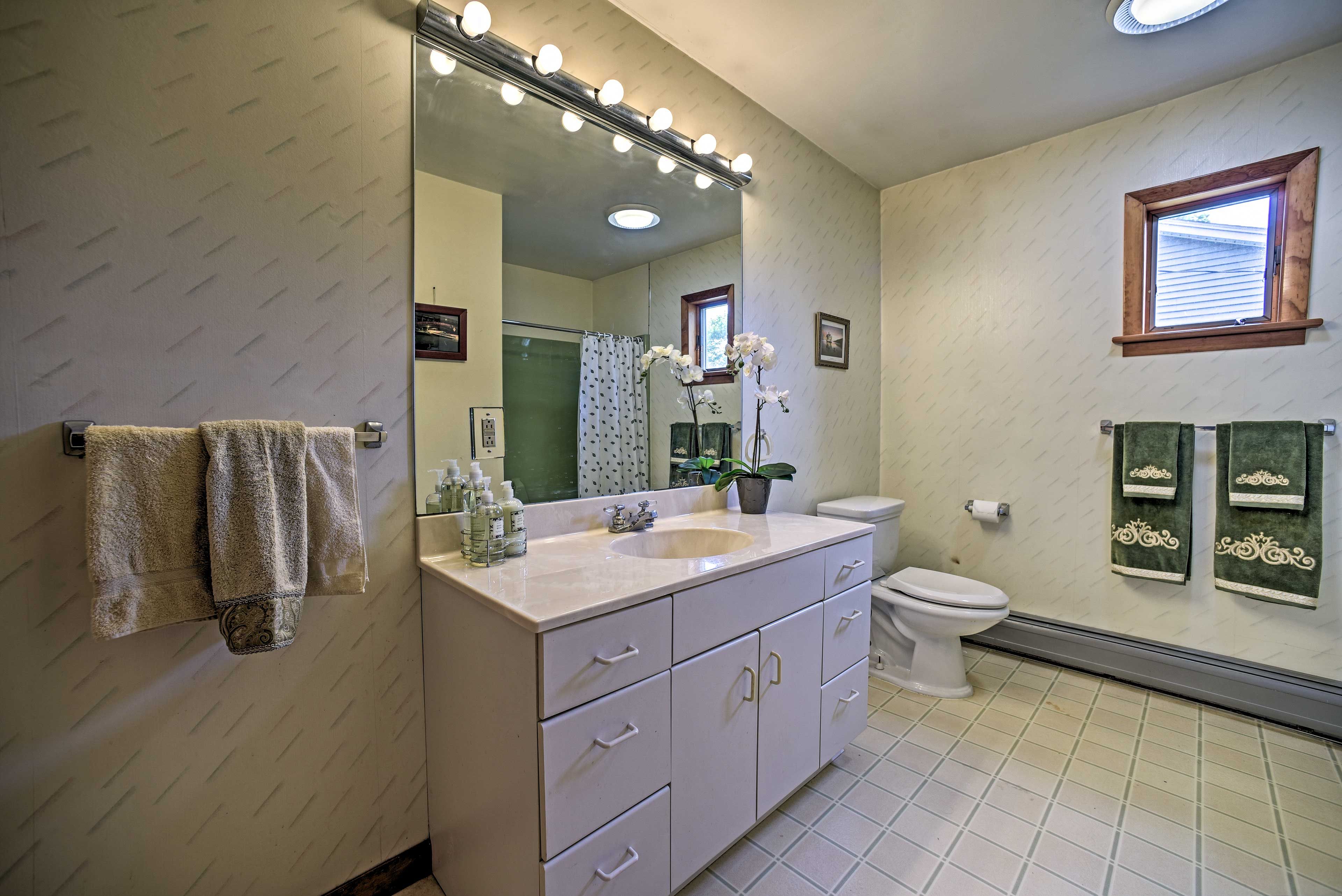 Full Bathroom | Complimentary Toiletries