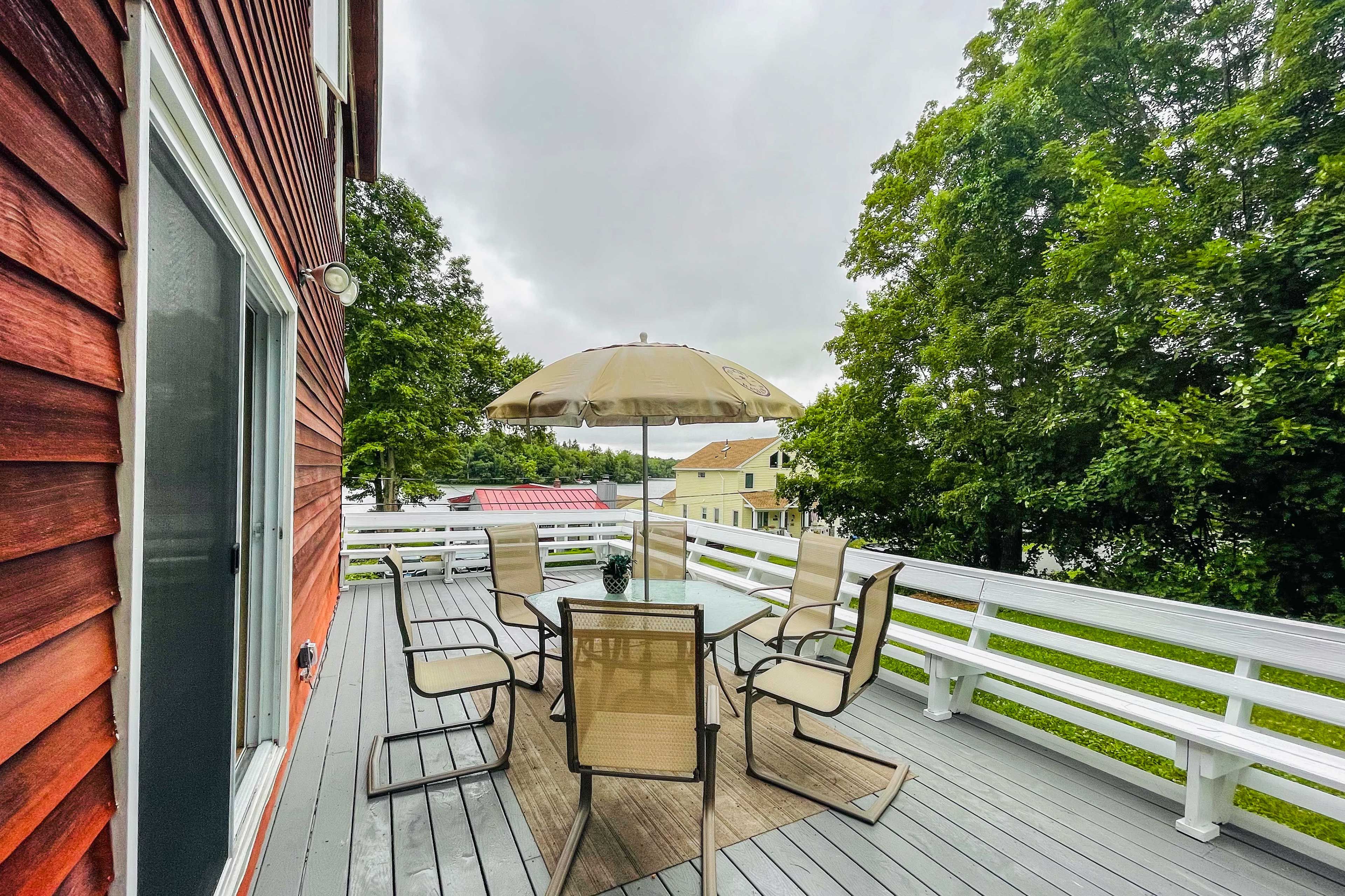 Deck | Dining Set | Private Yard