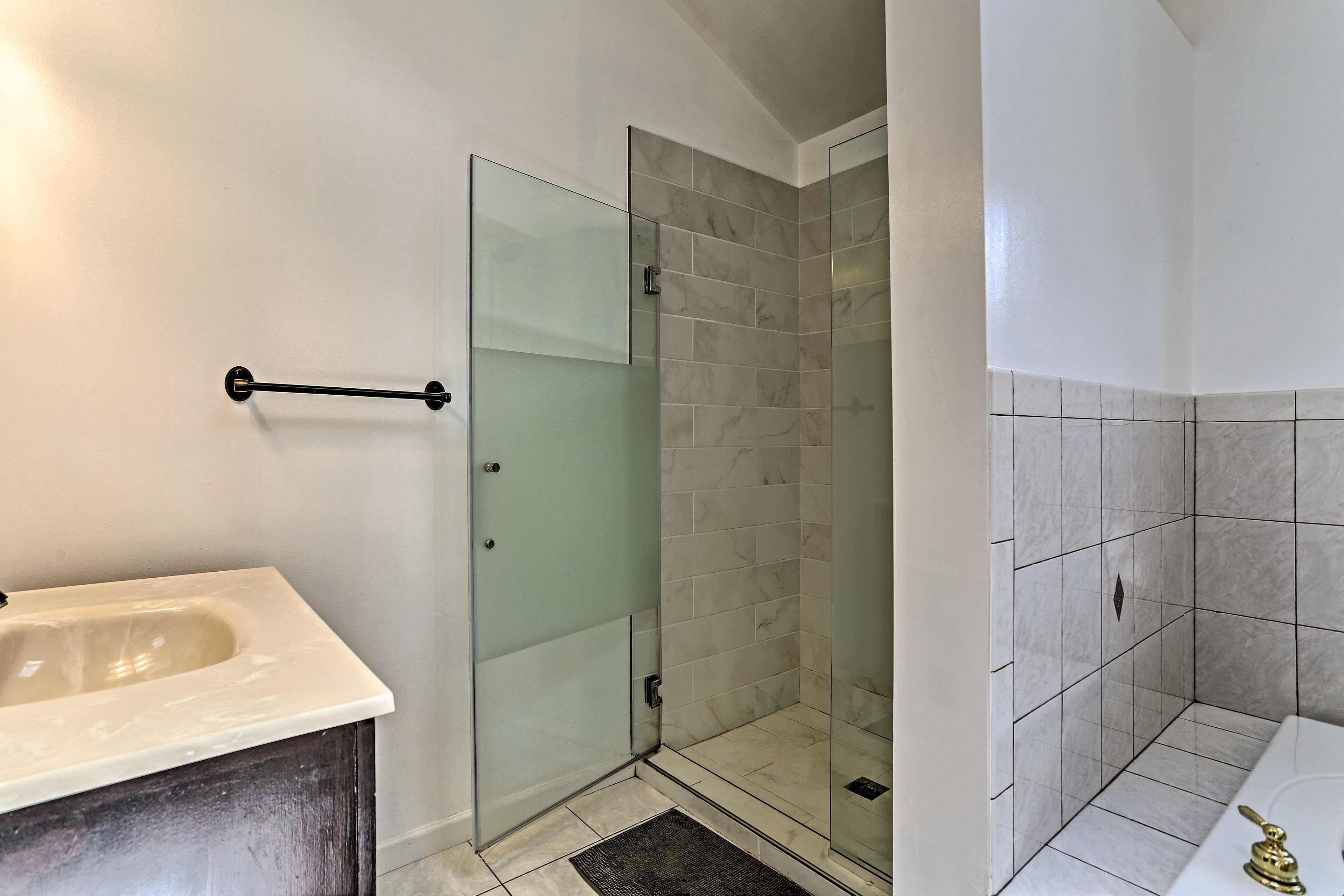 Full Bathroom | Towels Included