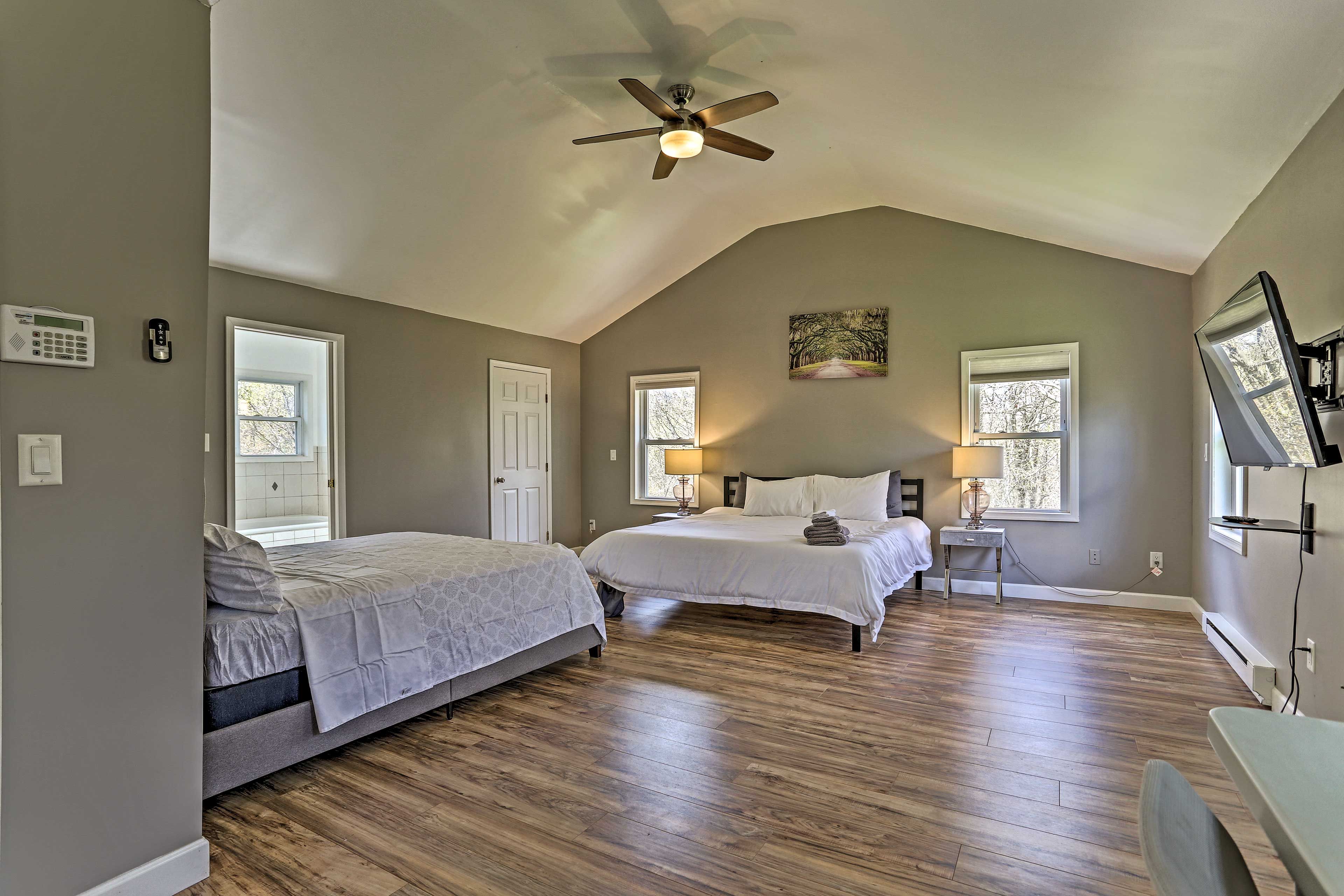 Bedroom 1 | King Bed, Queen Bed