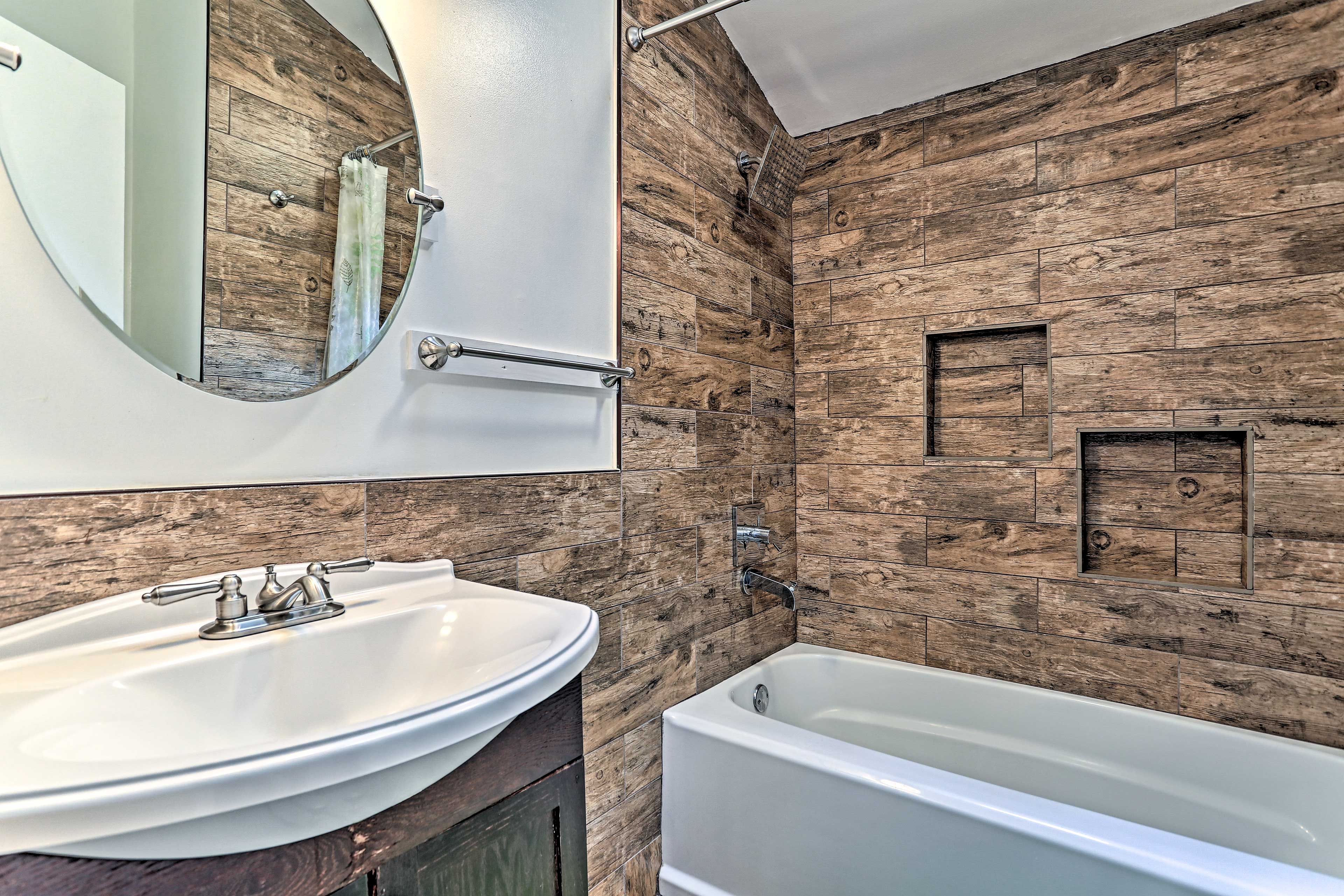 Full Bathroom | Complimentary Toiletries
