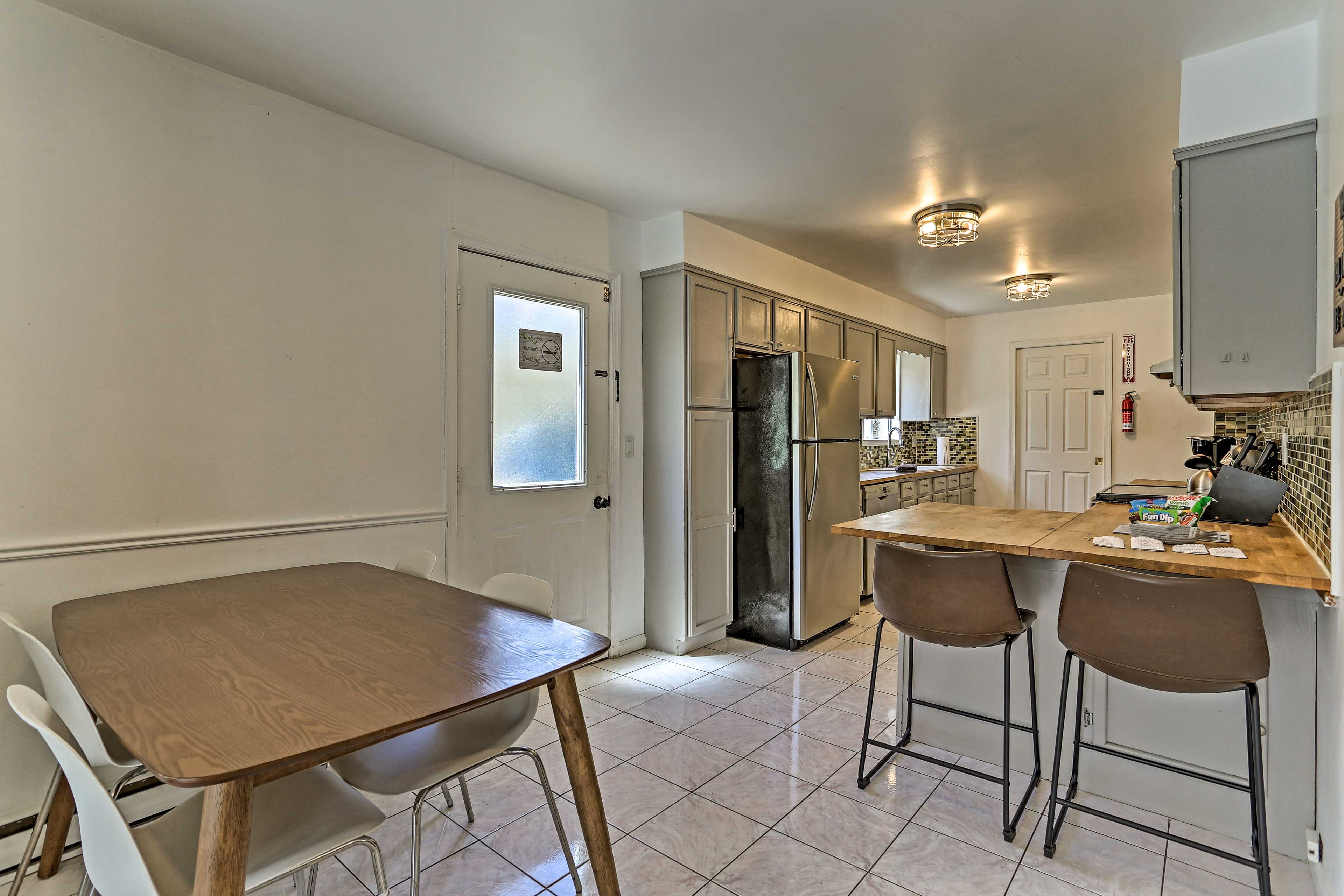 Dining Area | Dishware/Flatware Available