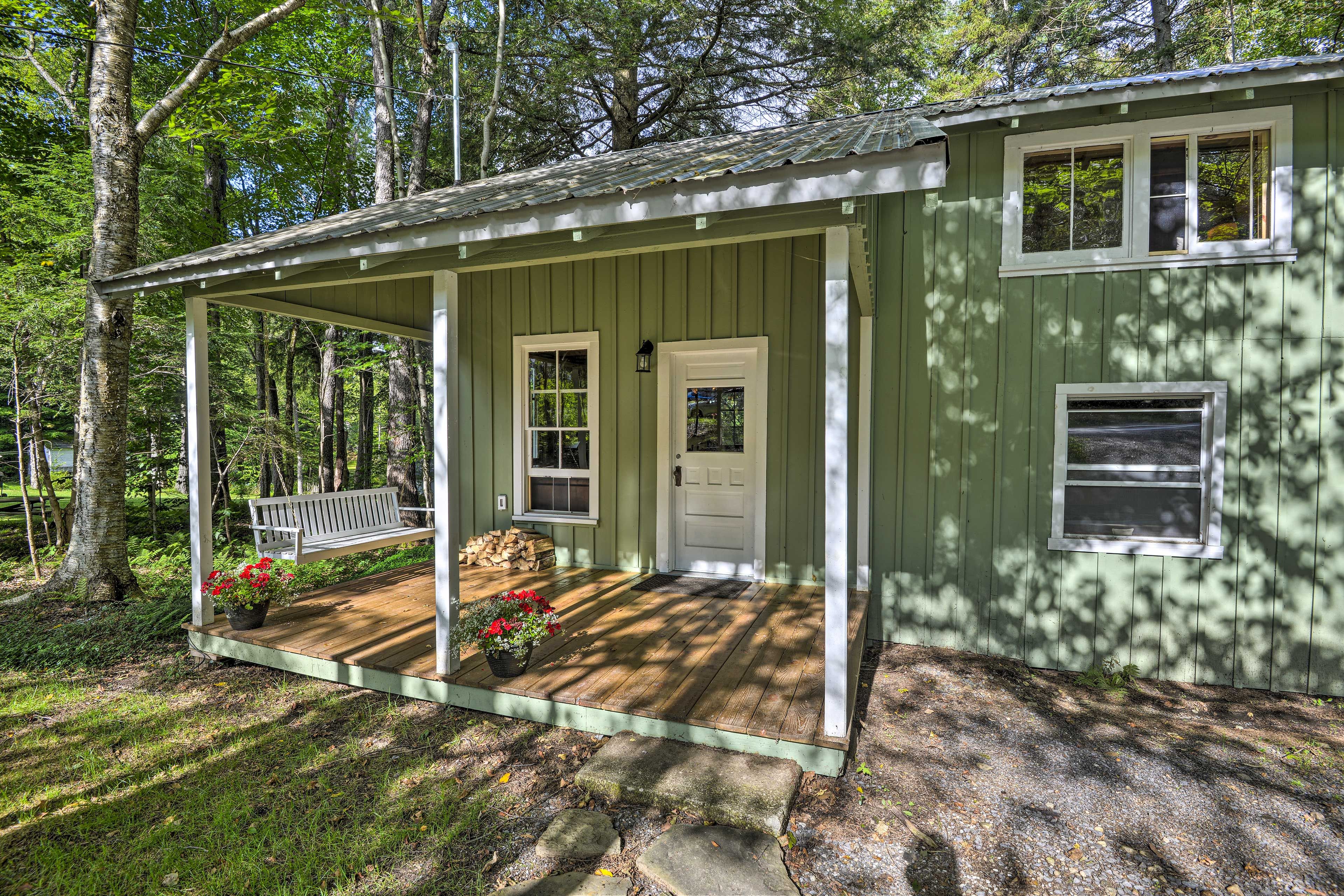 Cabin Entryway | 1 Step Required | Driveway Parking (3 Vehicles)