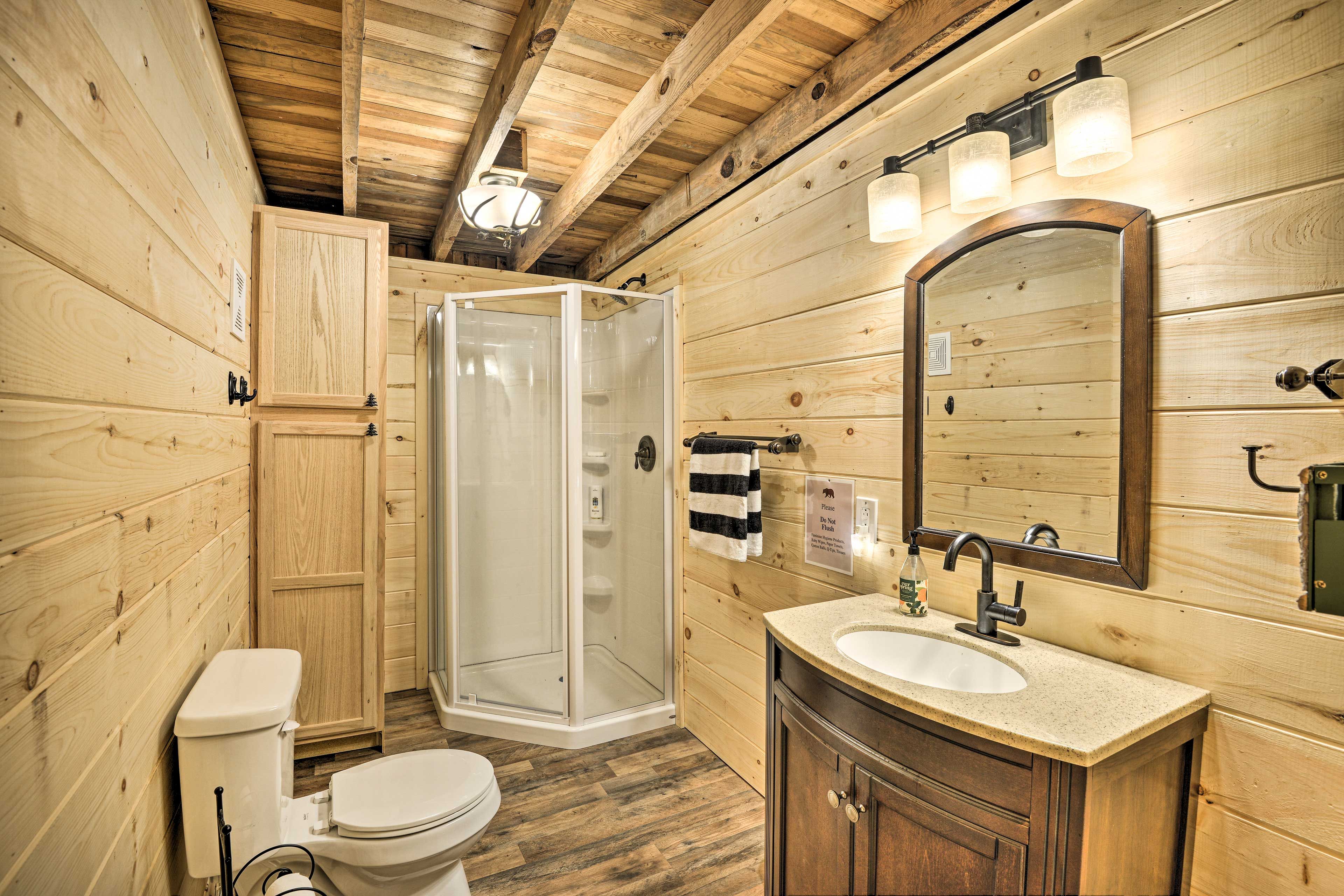 Full Bathroom | 1st Floor | Complimentary Toiletries