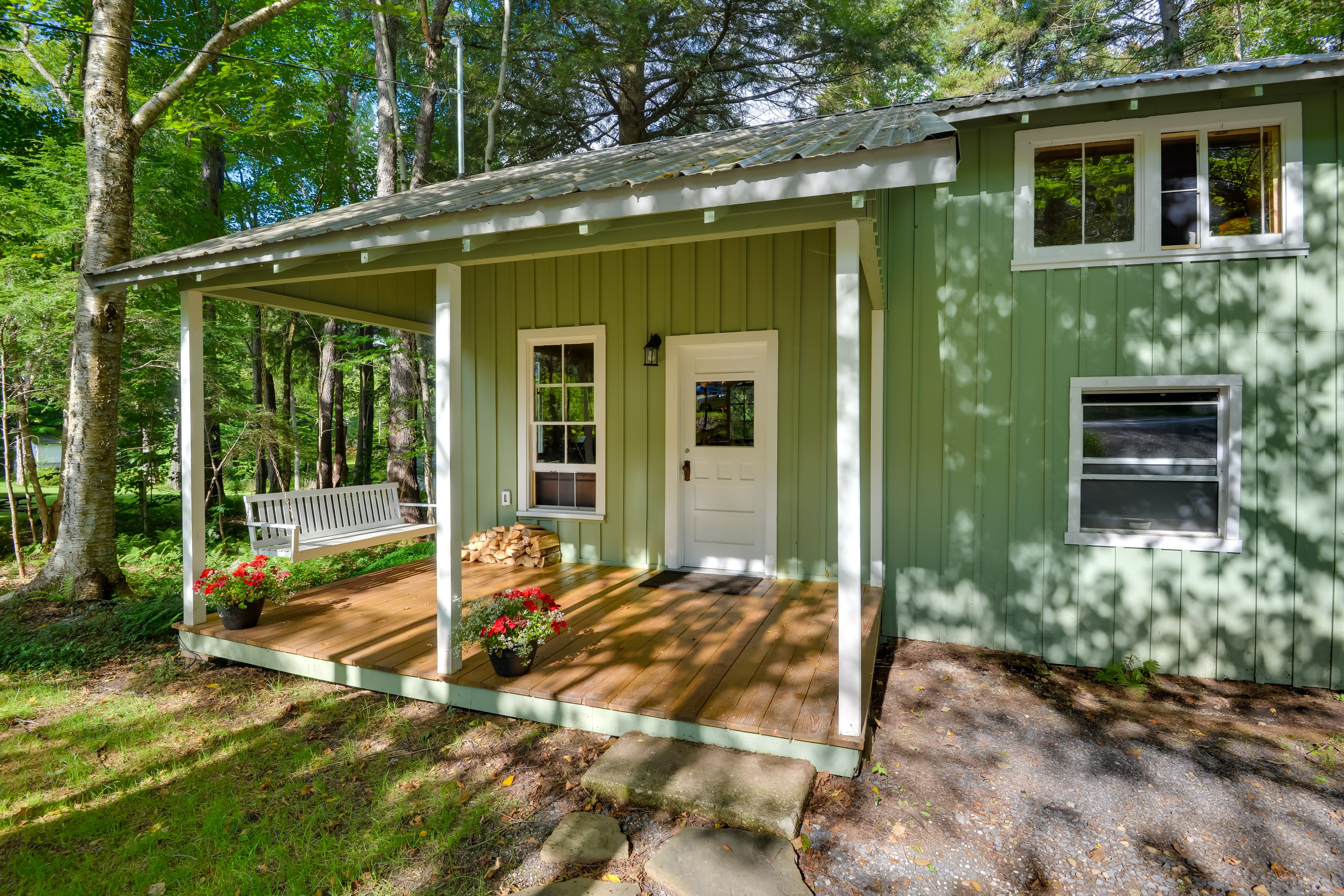 Cabin Entryway | 1 Step Required | Driveway Parking (3 Vehicles)