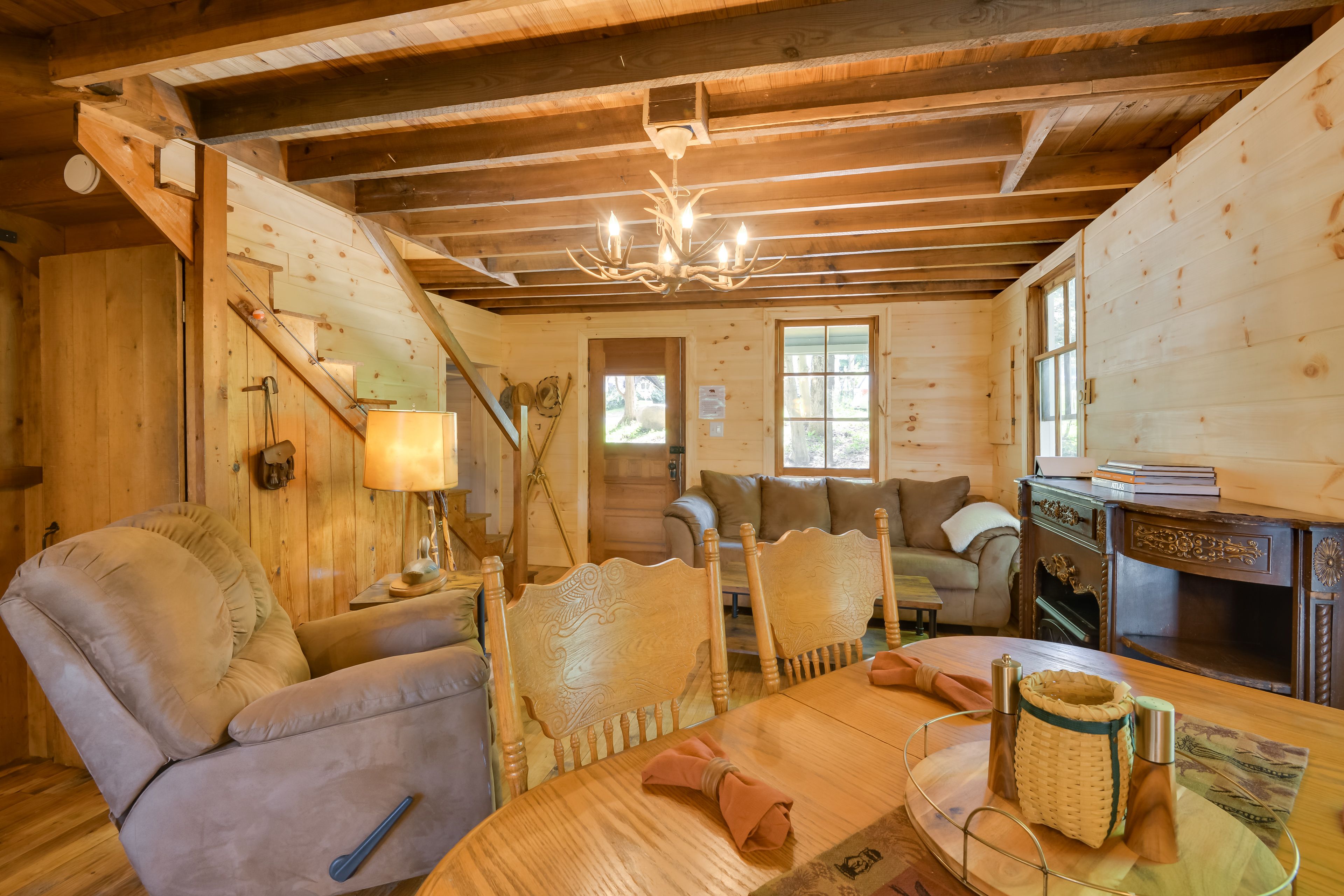 Dining Area | Dishes & Flatware Provided