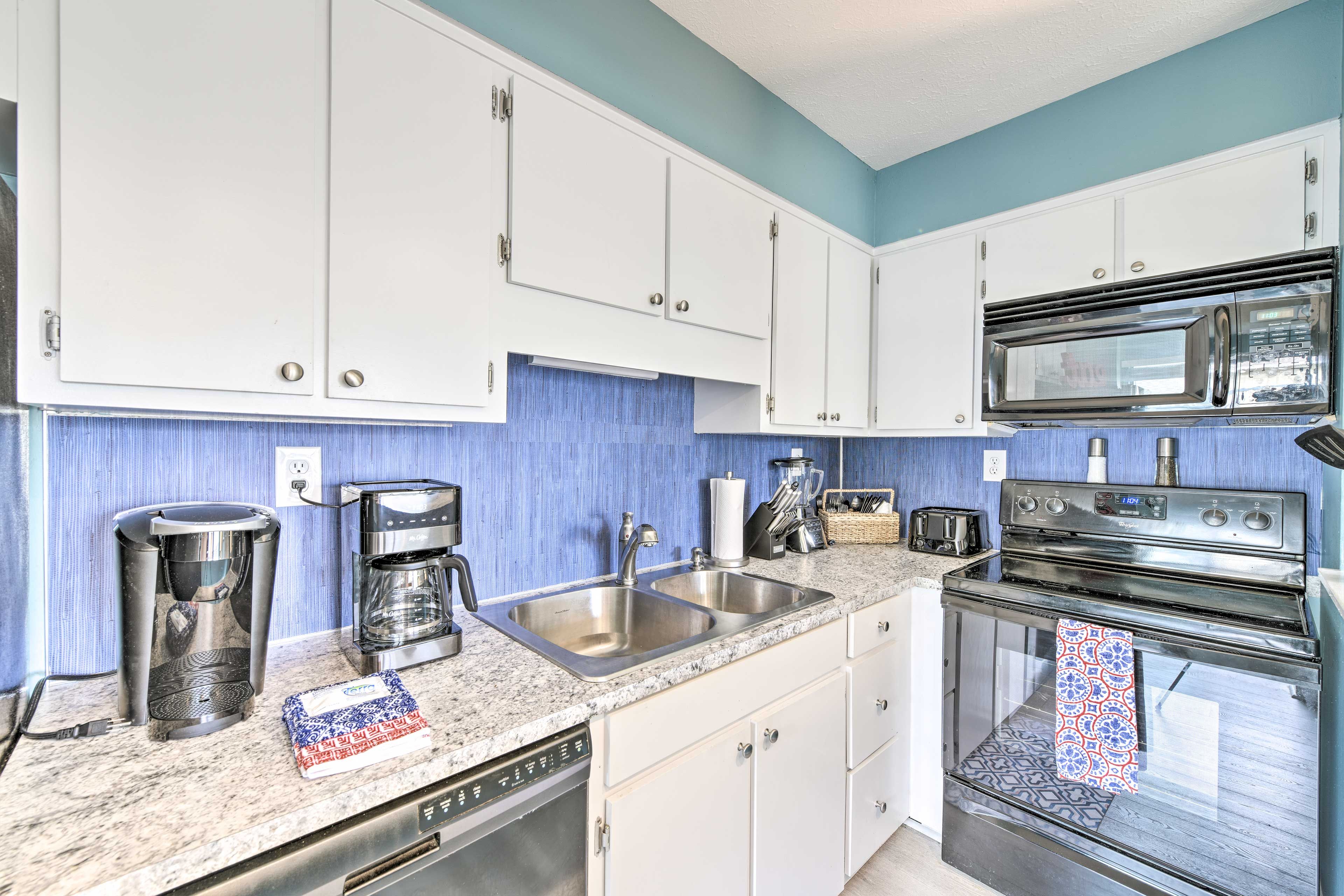 Fully Equipped Kitchen | Drip & Keurig Coffee Makers | Blender