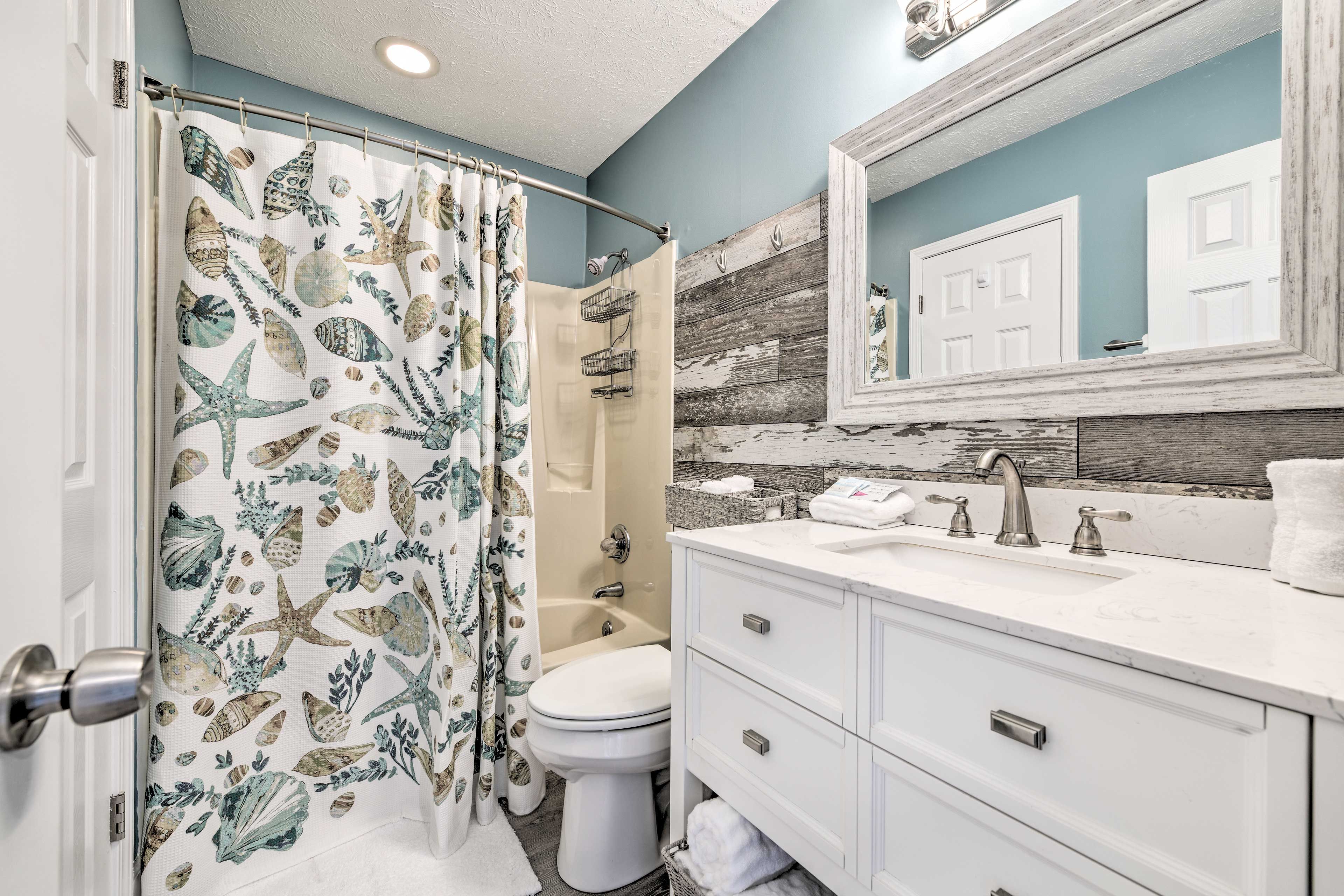 Full Bathroom | Complimentary Toiletries | Towels Provided