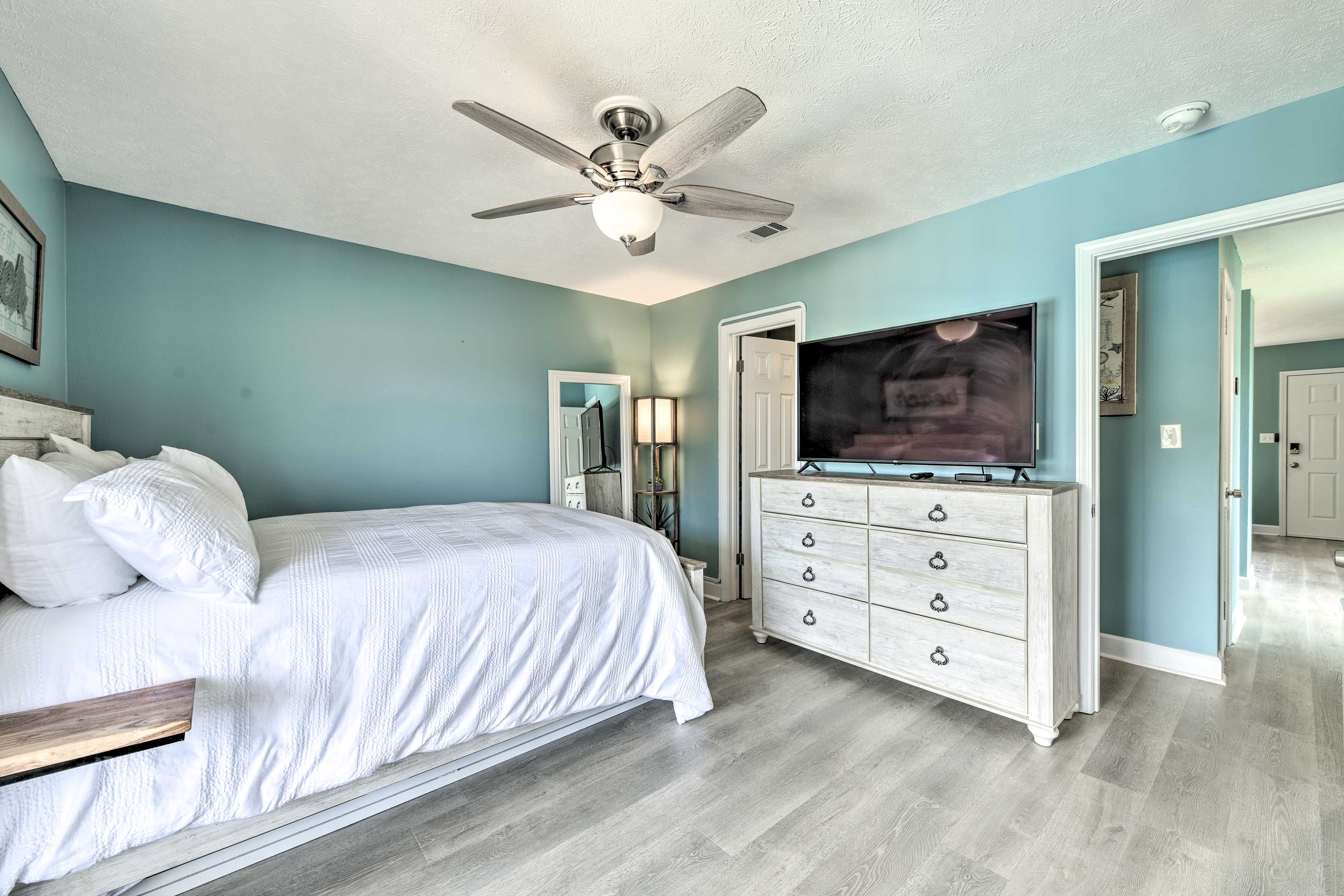 Bedroom | Smart TV w/ Cable