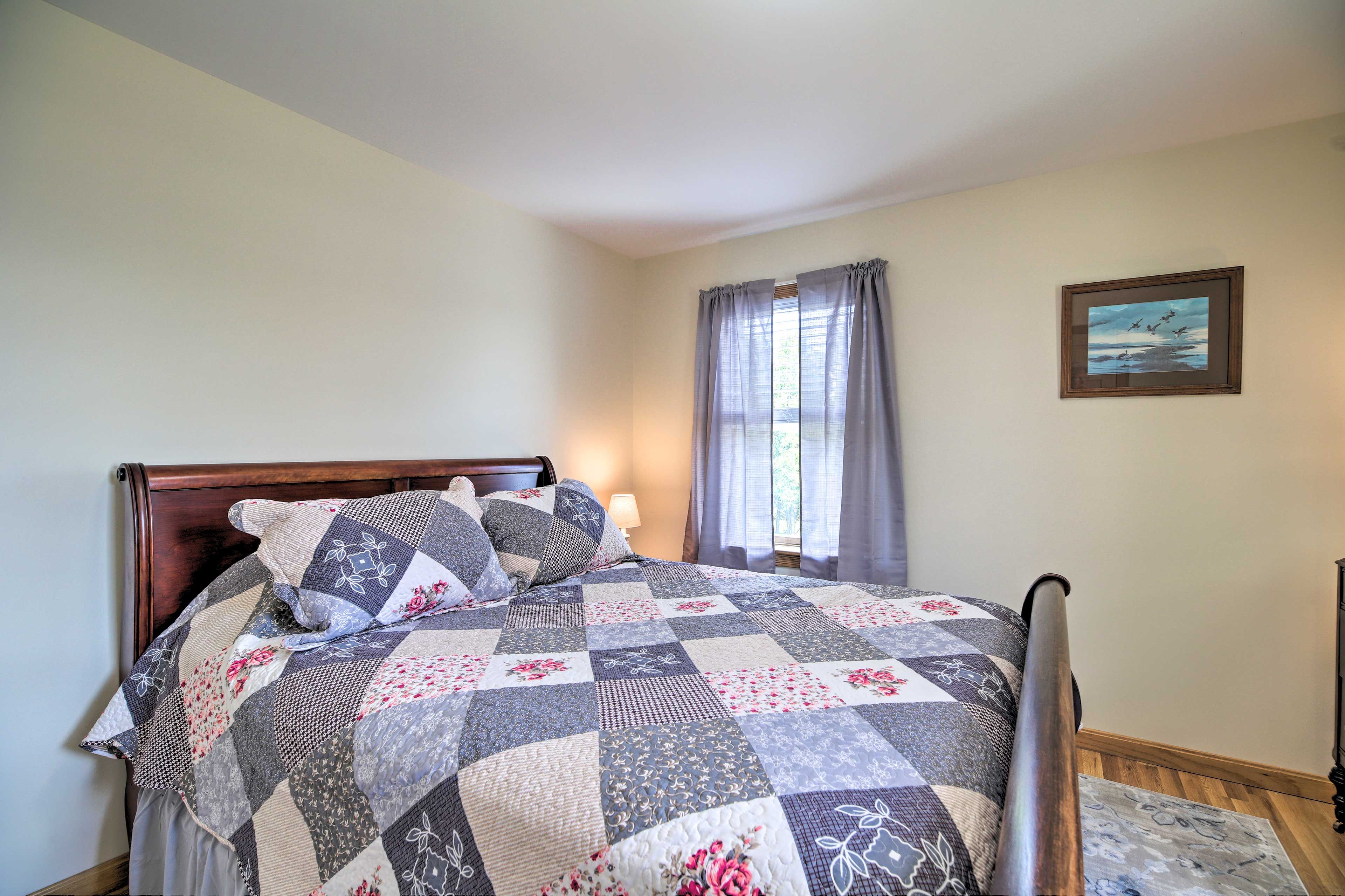 Bedroom 2 | Queen Bed