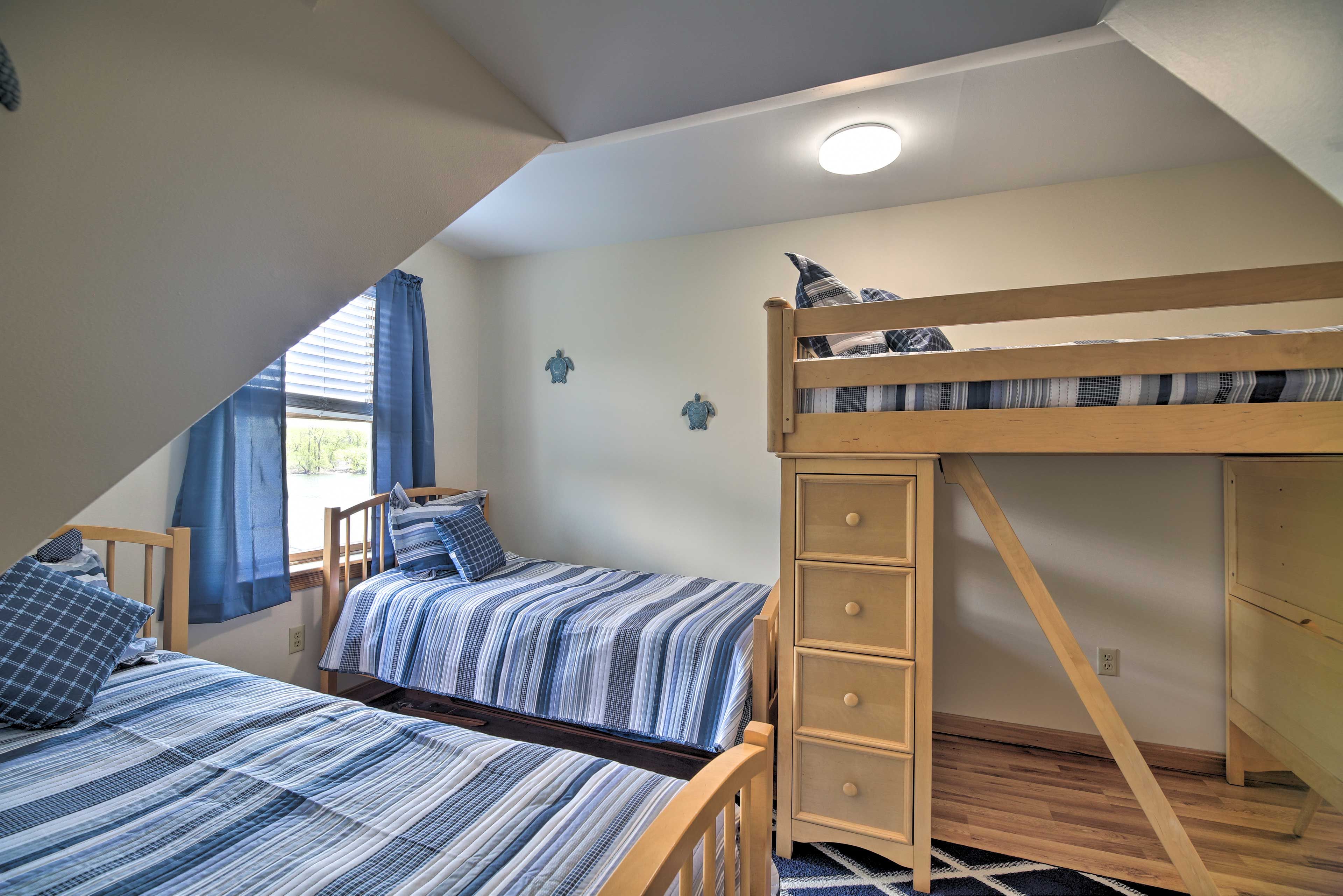 Bedroom 4 | Lofted Twin Bed | 3 Twin Beds