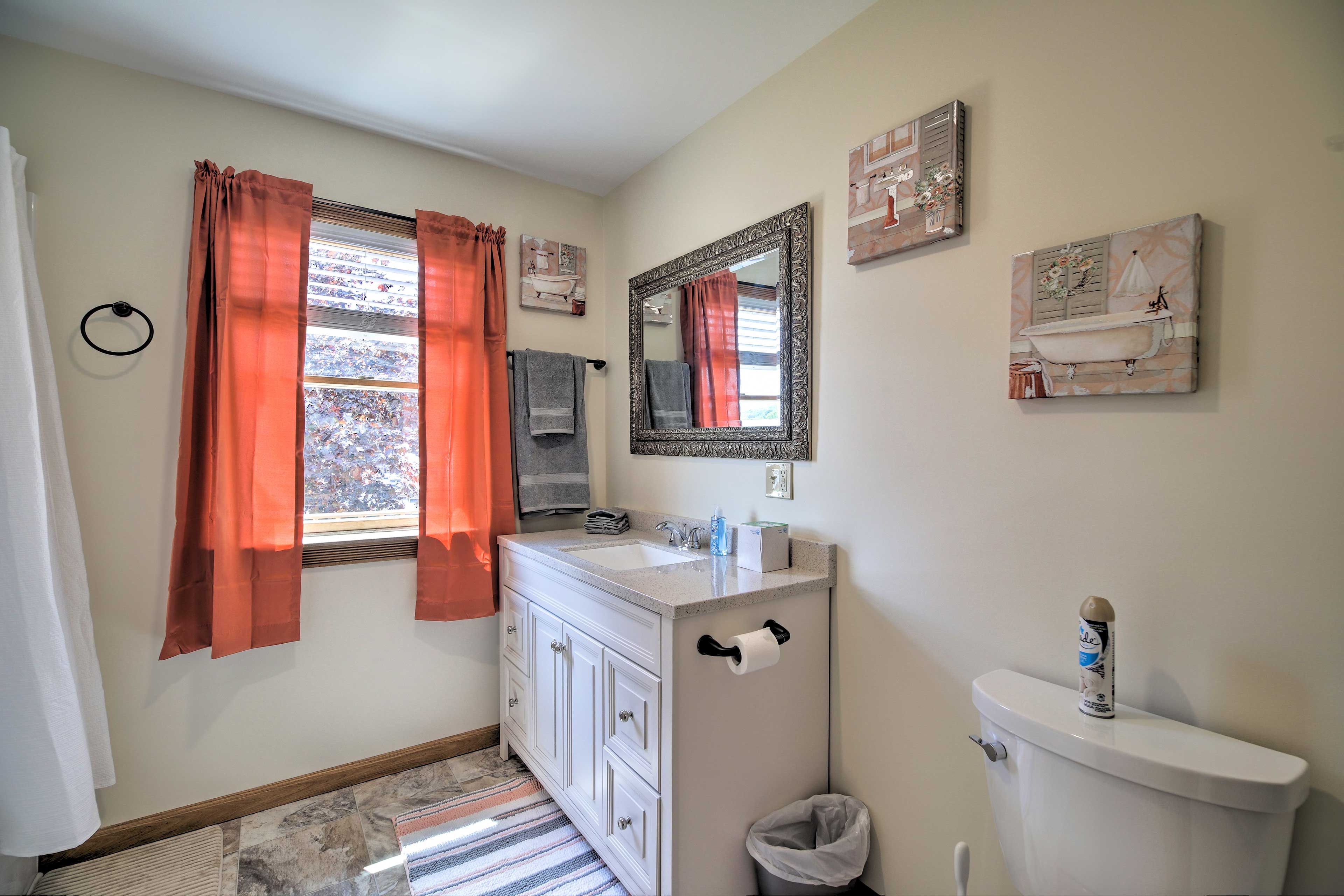 Full Bathroom | Towels Provided | Complimentary Toiletries