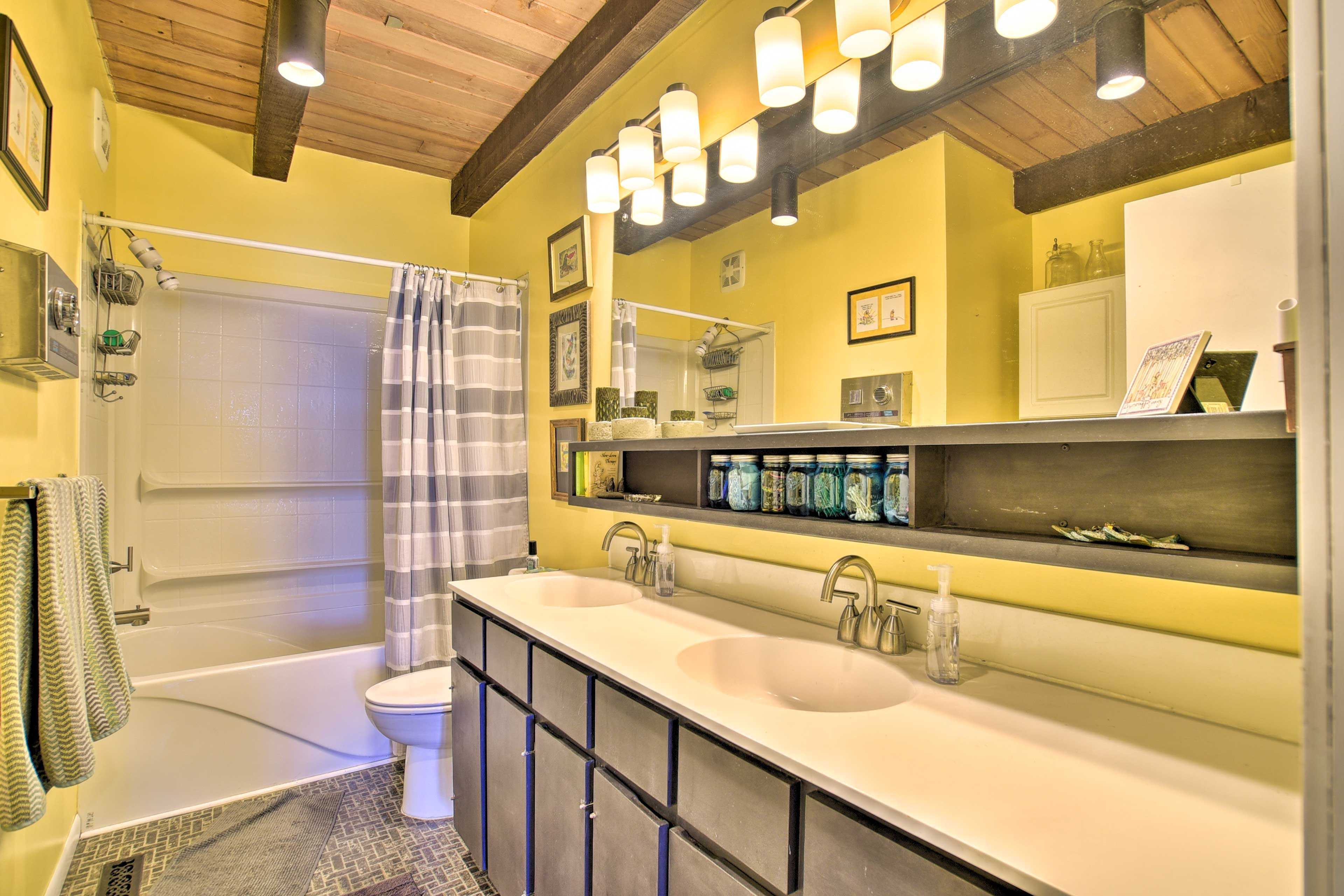 Full Bathroom | Complimentary Toiletries | Towels Provided