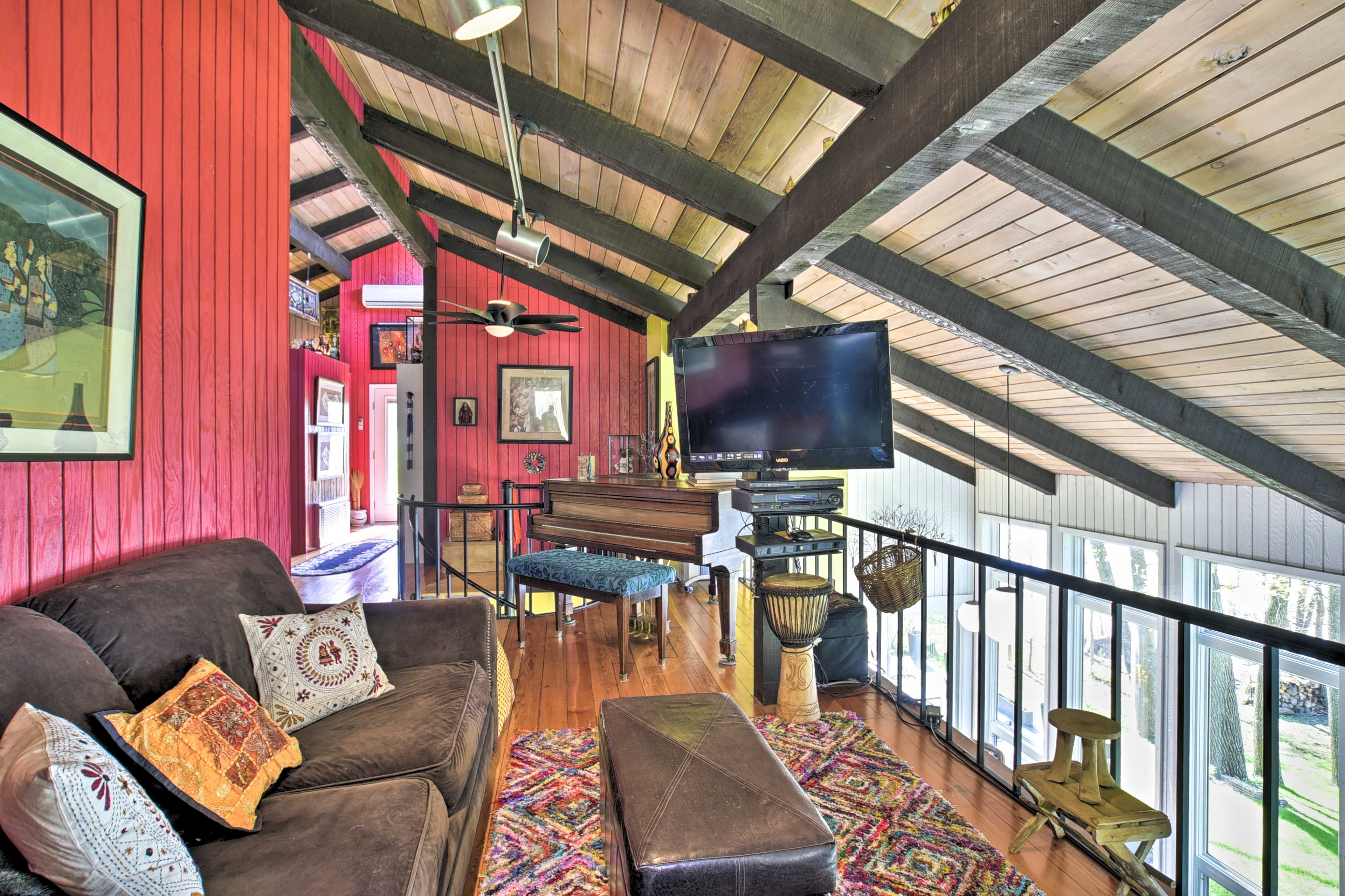 Lounge Space | Cable TV