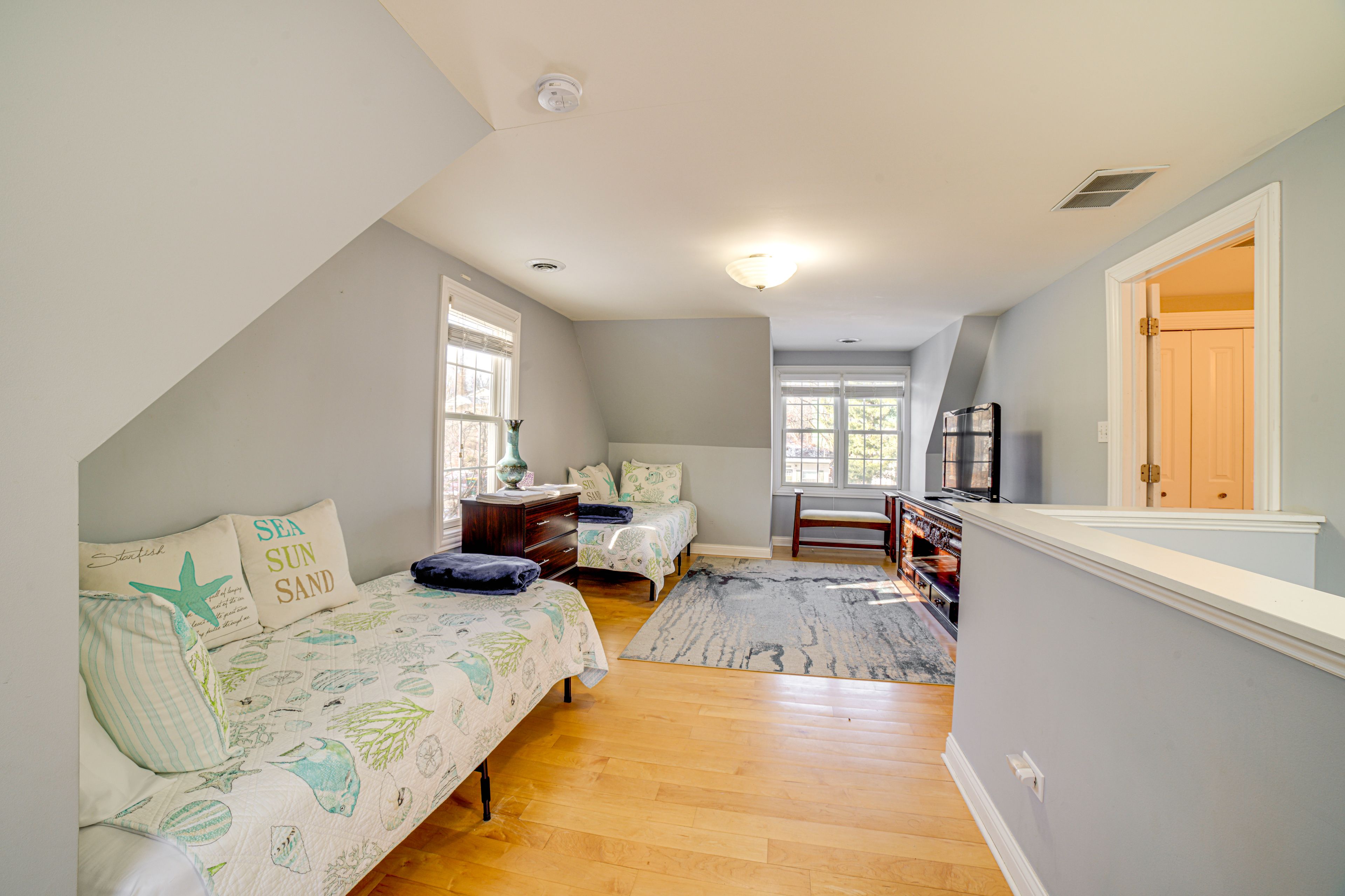 Loft | 2 Twin Daybeds | Upper Level